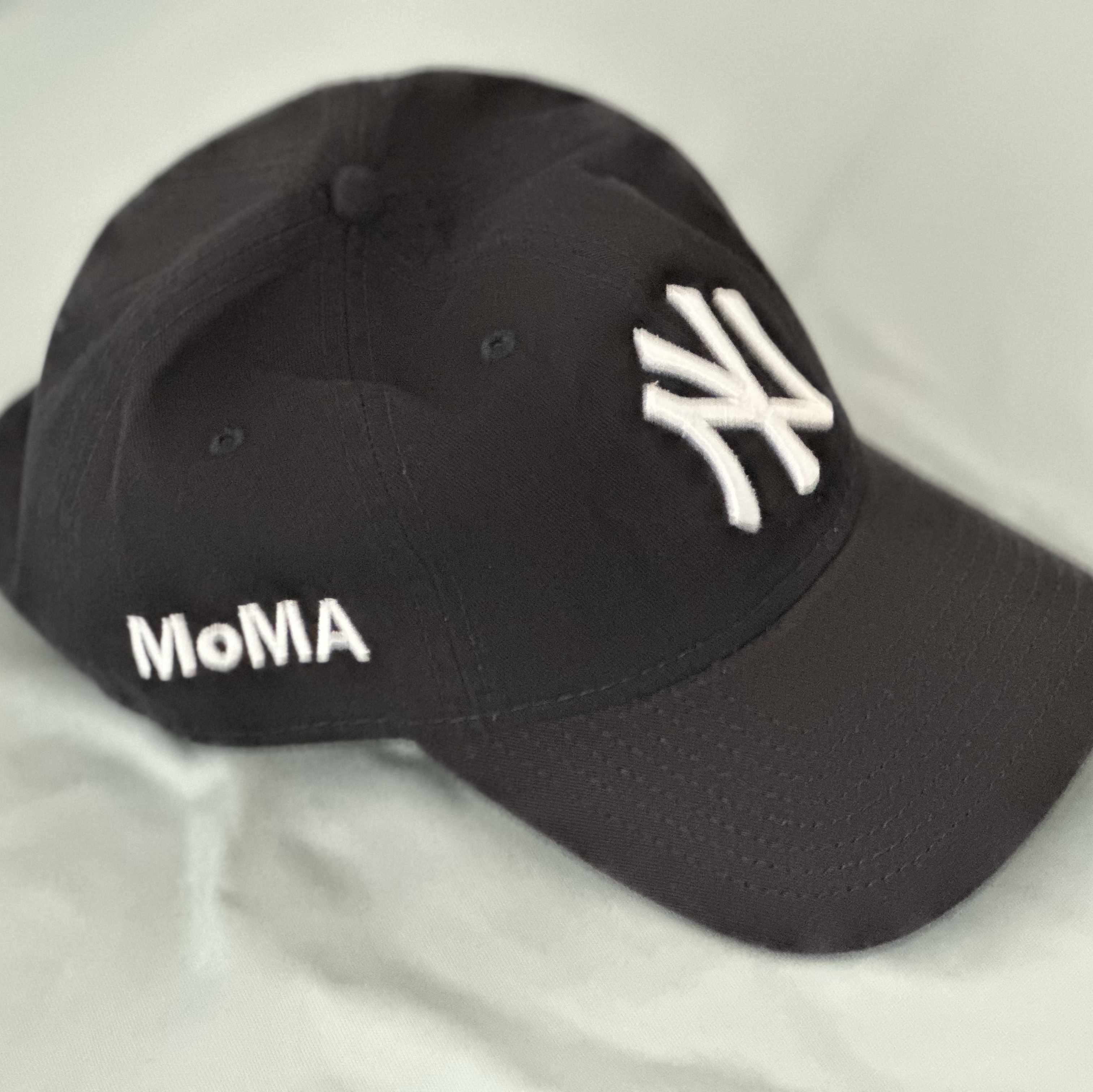 New Era x MoMA New York Yankees Cap Navy 착용 스타일