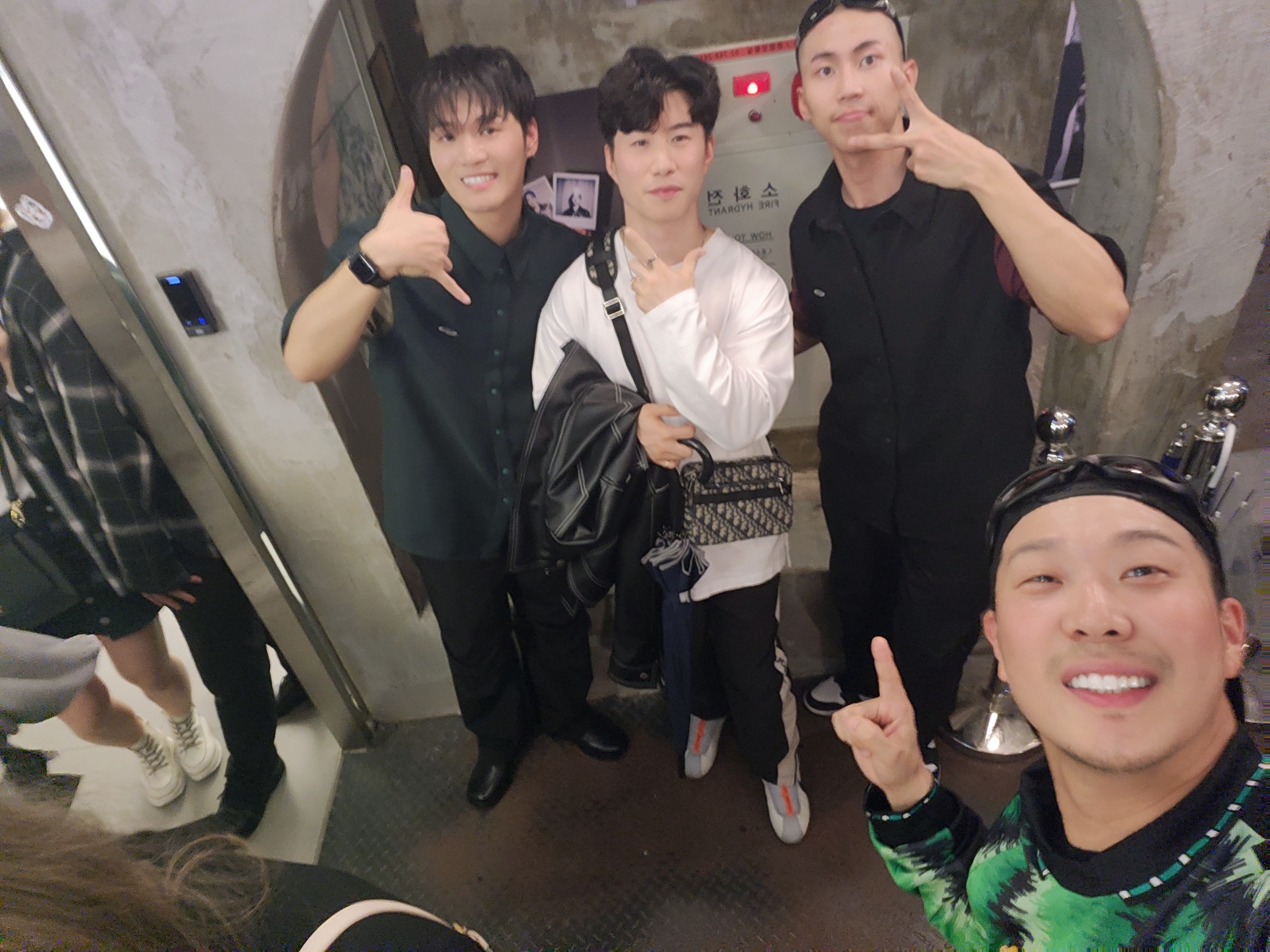Dior Safari Messenger Bag Beige & Black Dior Oblique Jacquard, Nike x Kendrick Lamar Cortez Basic Slip White 착용 스타일