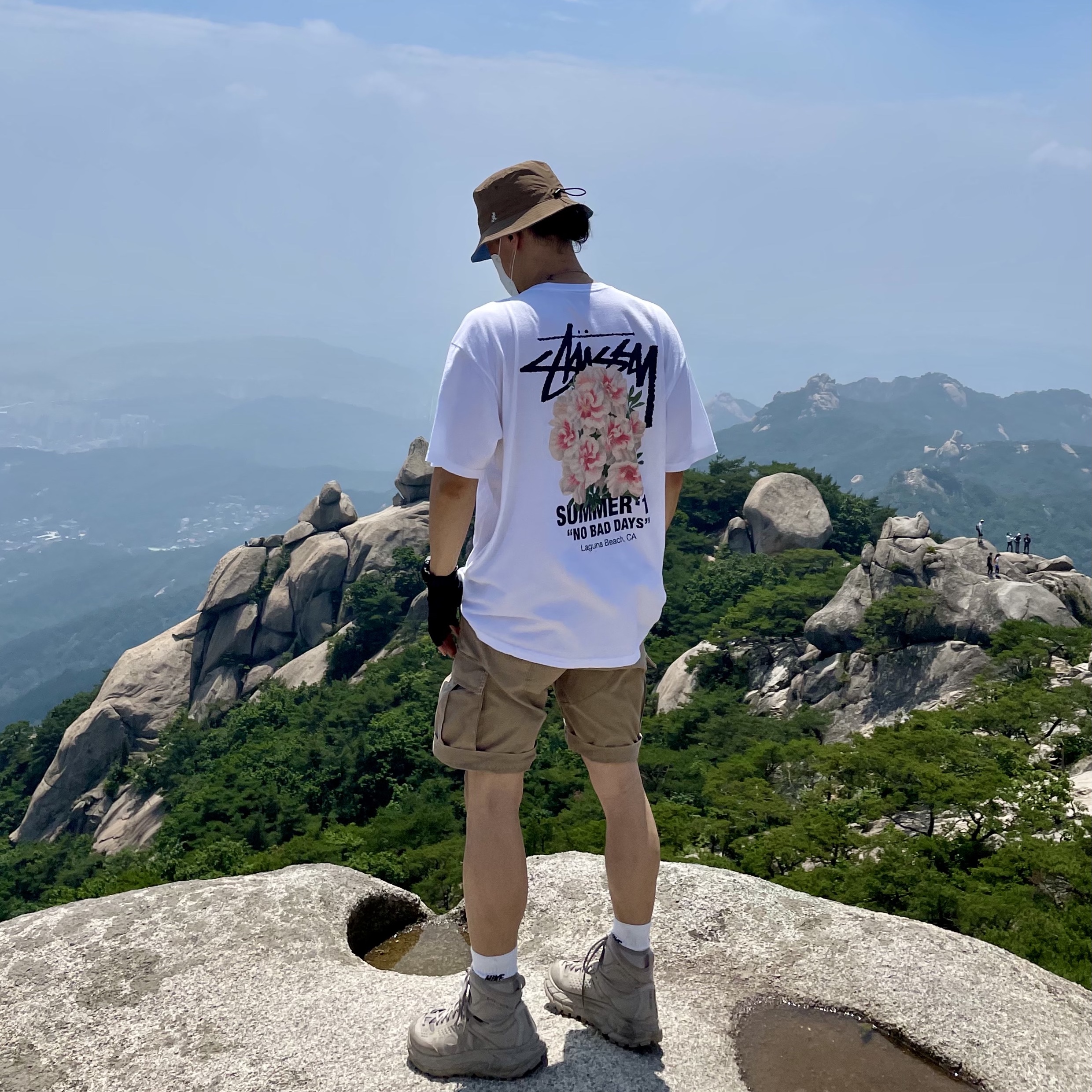 Hoka Tor Ultra Hi 2 Wp Simply Taupe, Stussy Carnation T-Shirt White 착용 스타일
