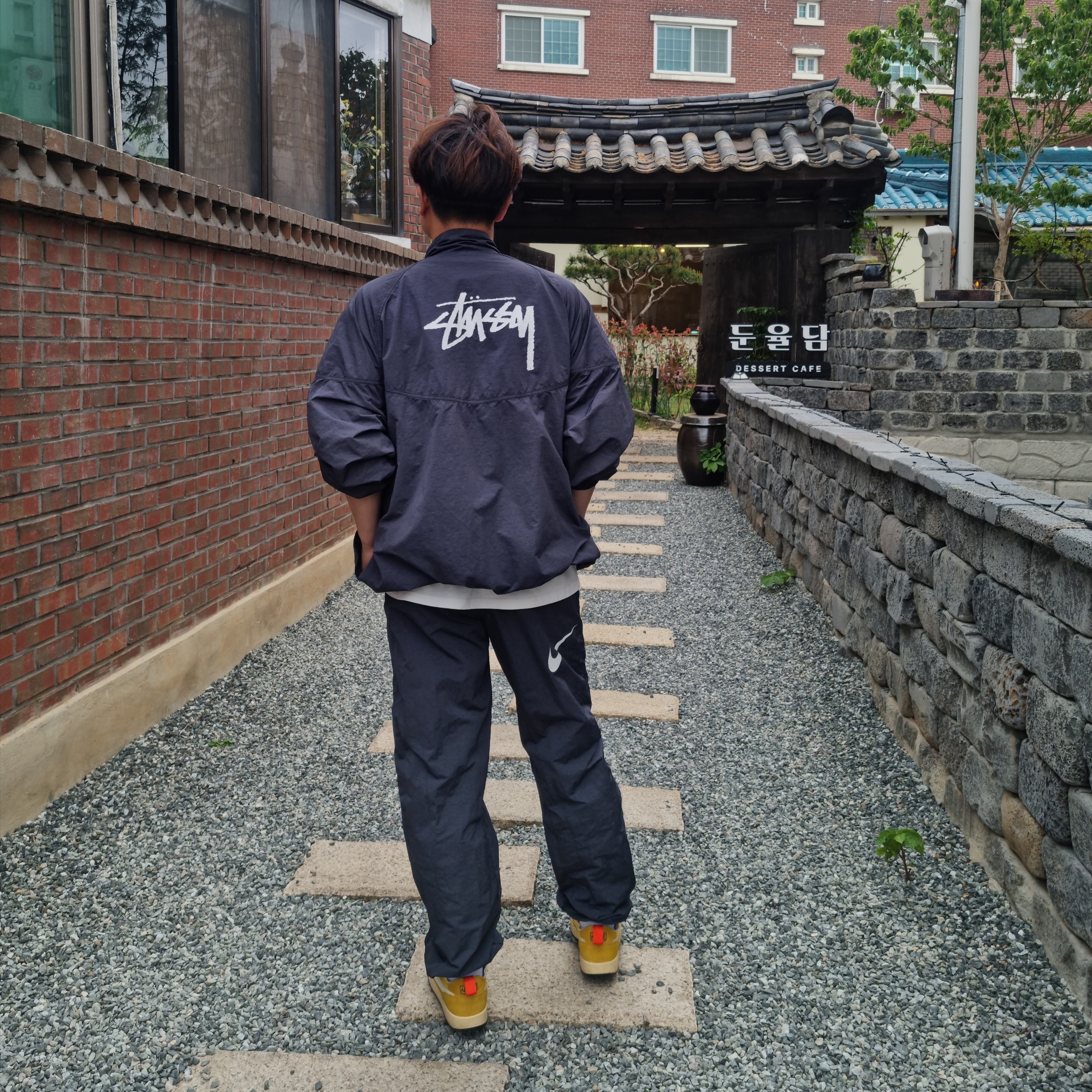 Nike x Stussy Windrunner Jacket Off Noir, Nike x Stussy Beach Pants Off Noir 착용 스타일