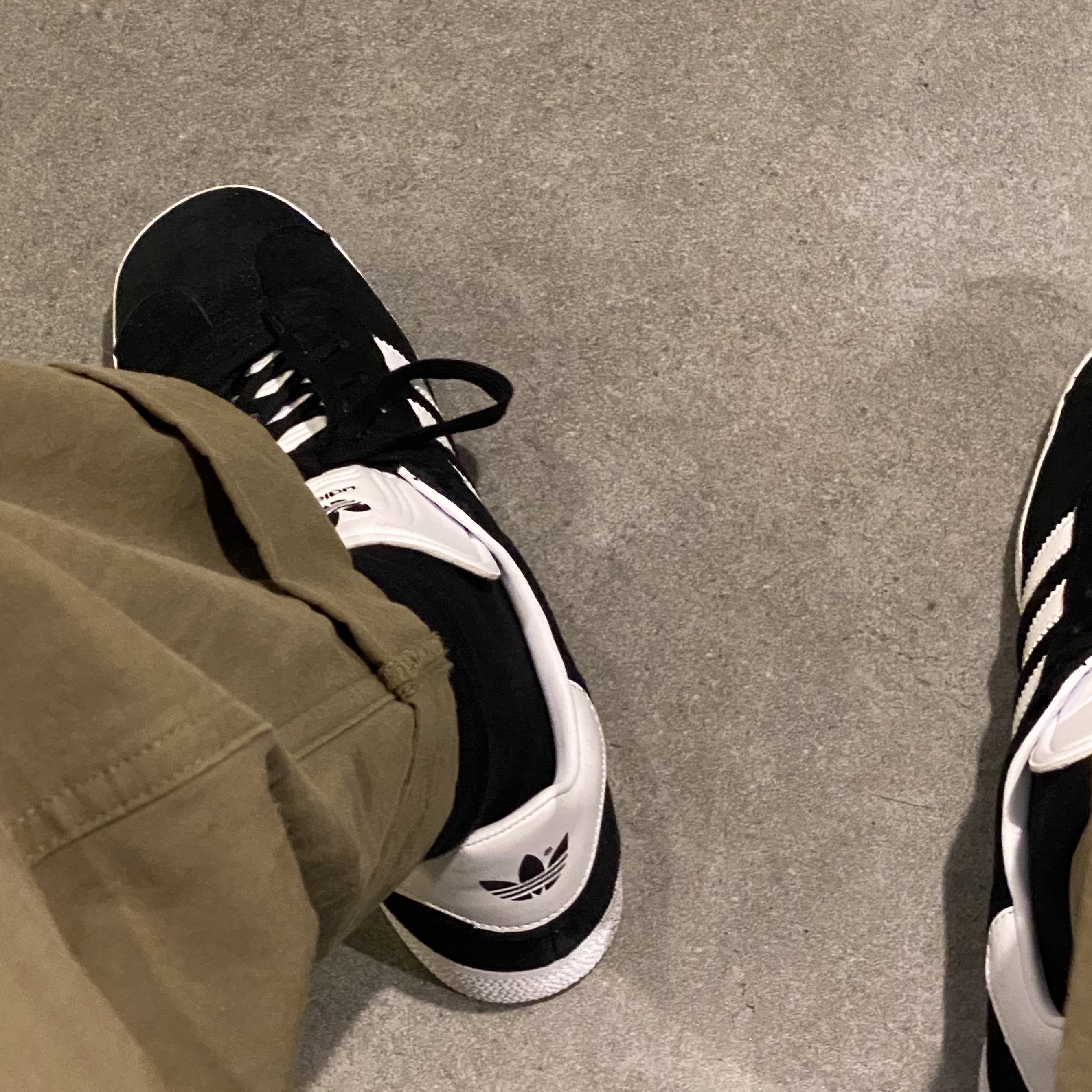 Adidas Gazelle Core Black White 착용 스타일