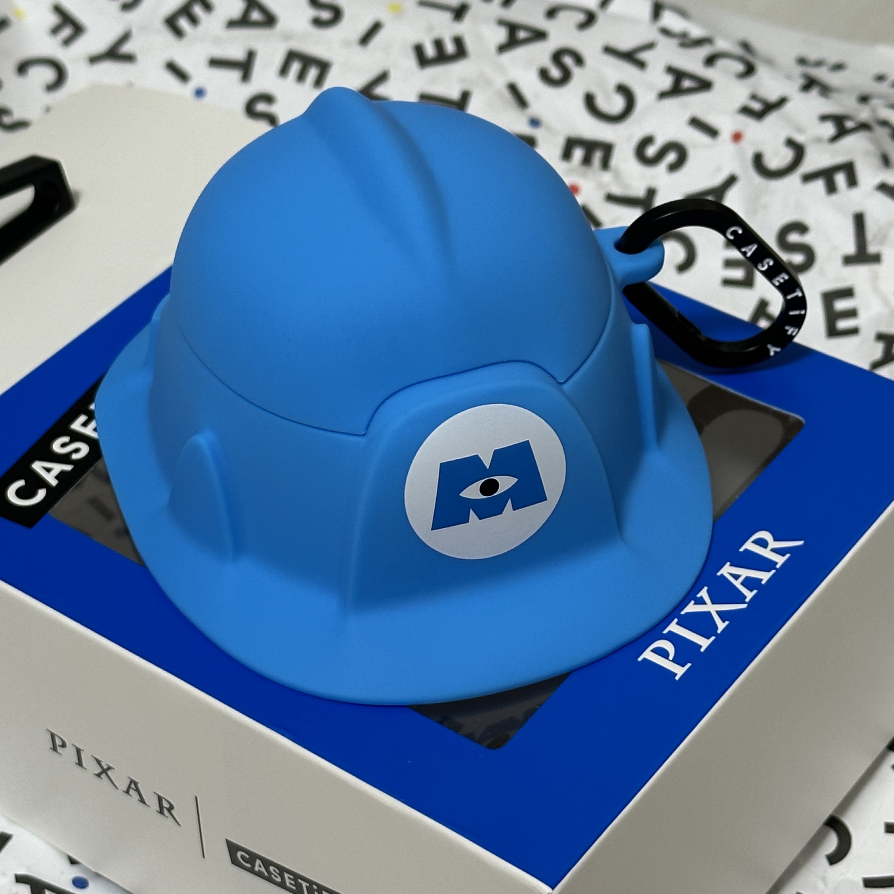 Casetify x Disney Pixar Monsters, Inc. Collectible Hard Hat AirPods Pro Case 착용 스타일