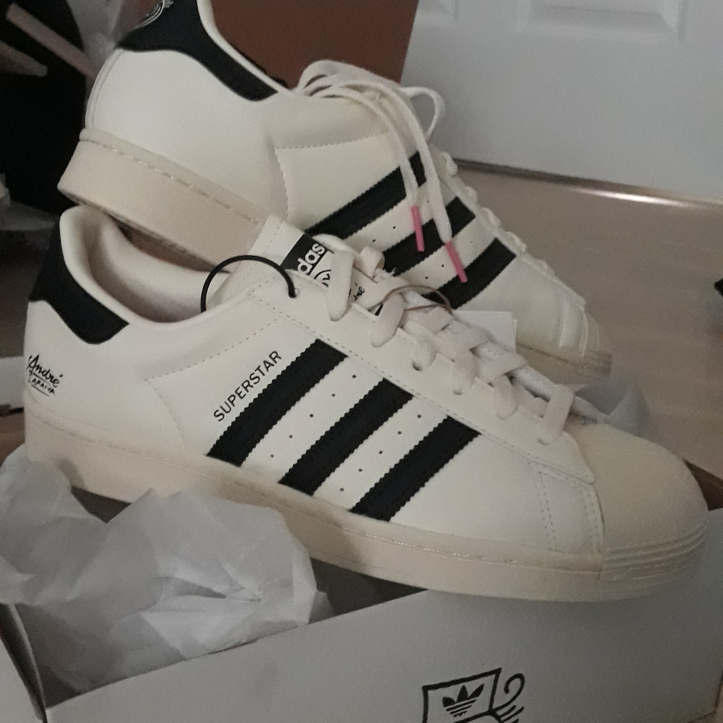 Adidas x Andre Saraiva Superstar Cream White Core Black 착용 스타일
