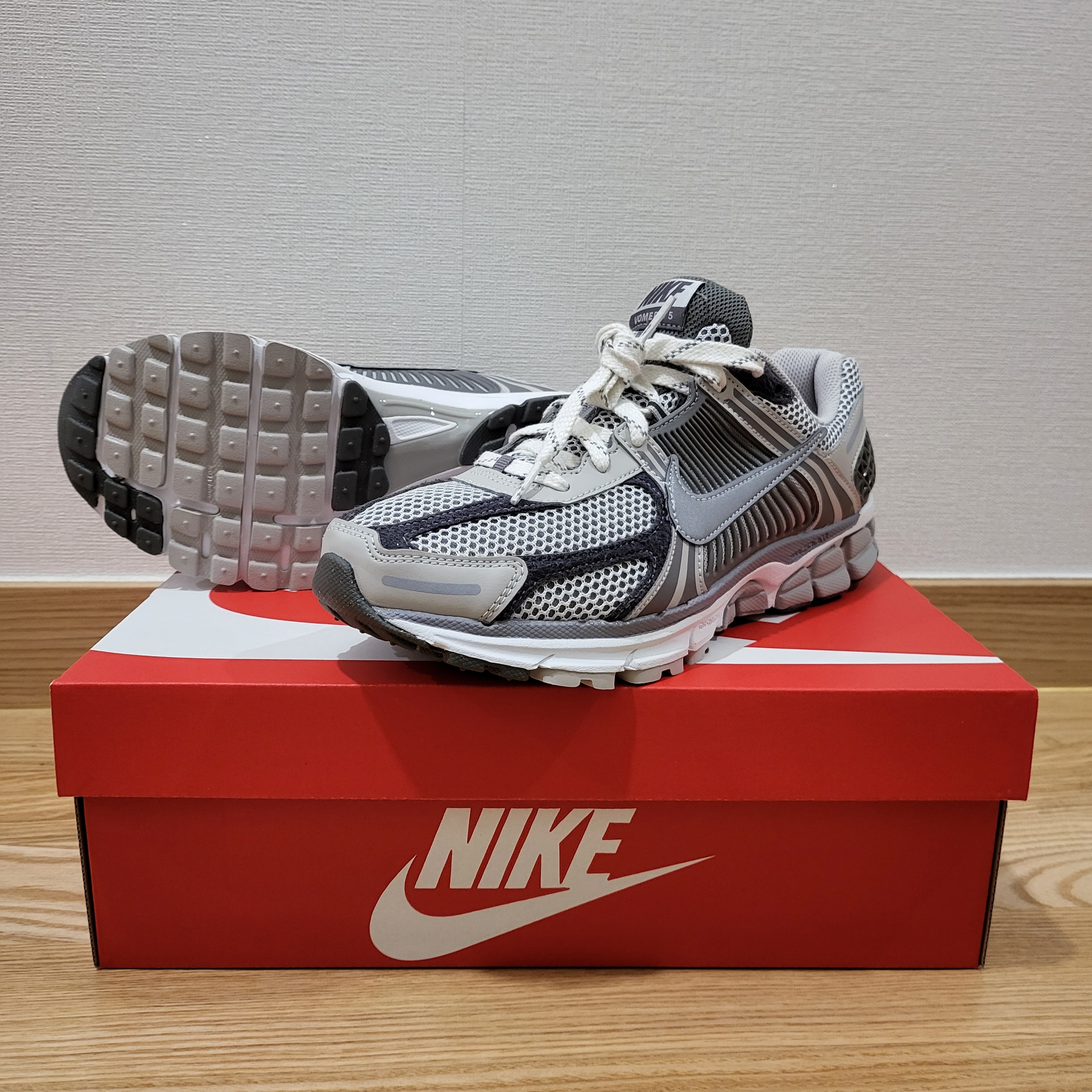 Nike Zoom Vomero 5 PRM Light Iron Ore and Flat Fewter 착용 스타일