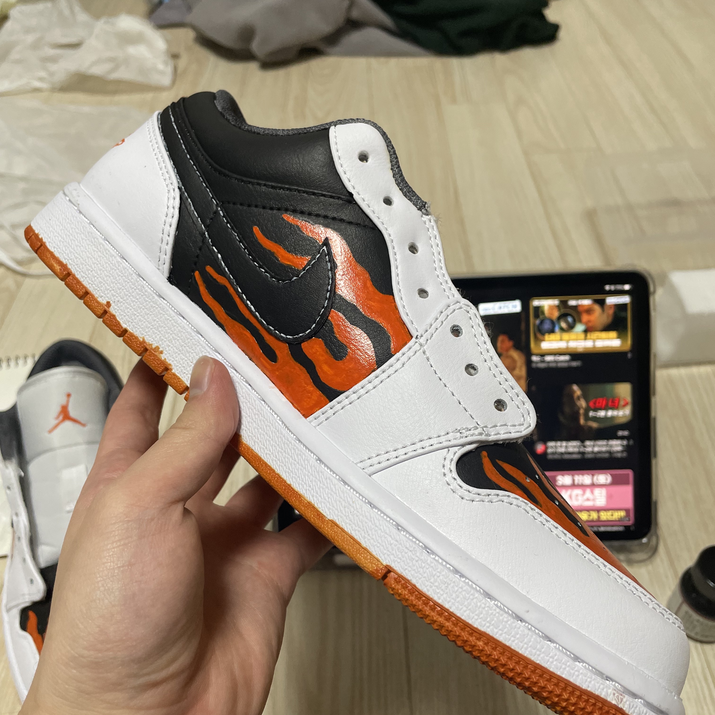 Jordan 1 Low Triple White 착용 스타일 - 4