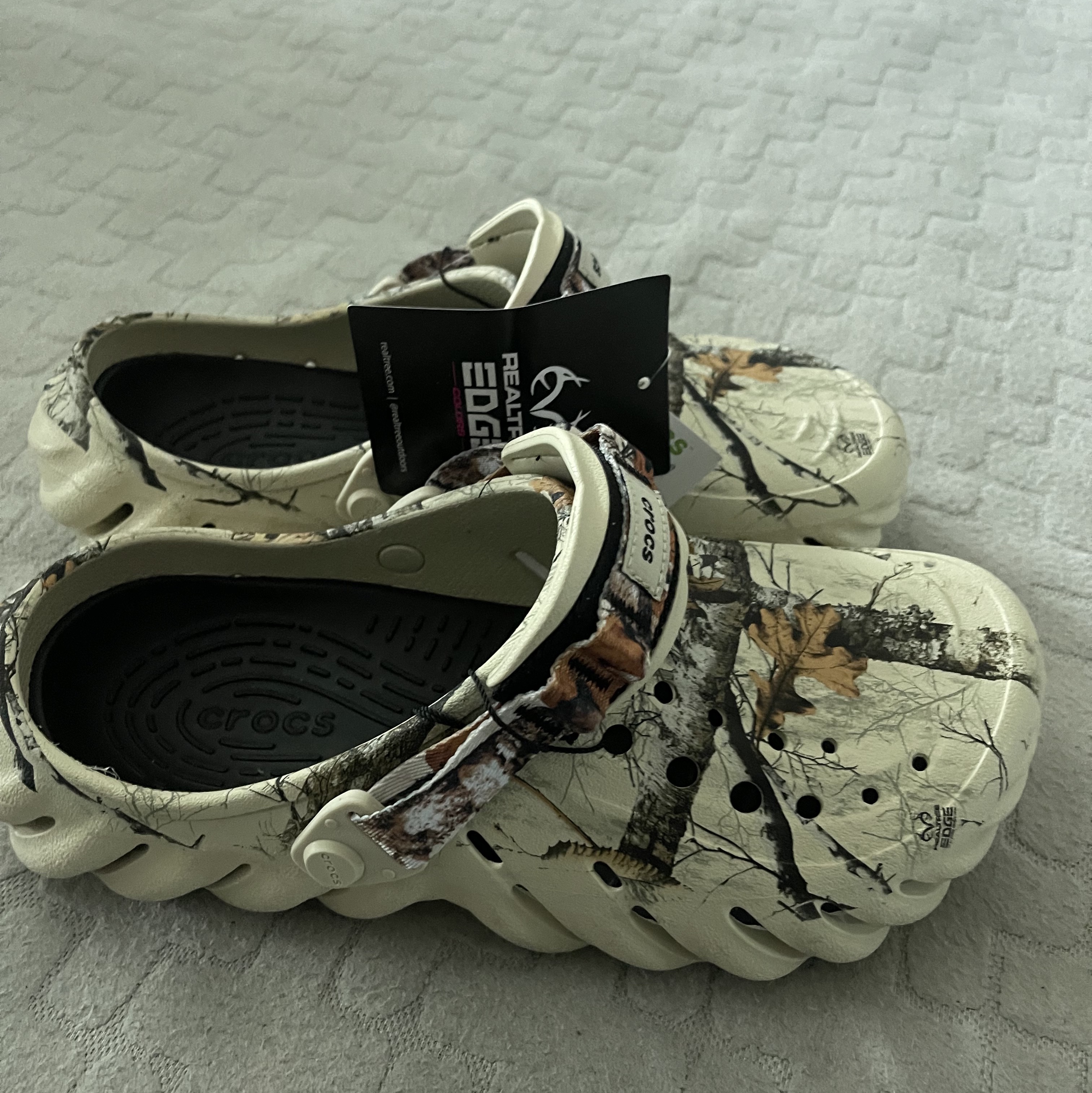 Crocs Echo Clog Real Tree Bone 착용 스타일 - 3