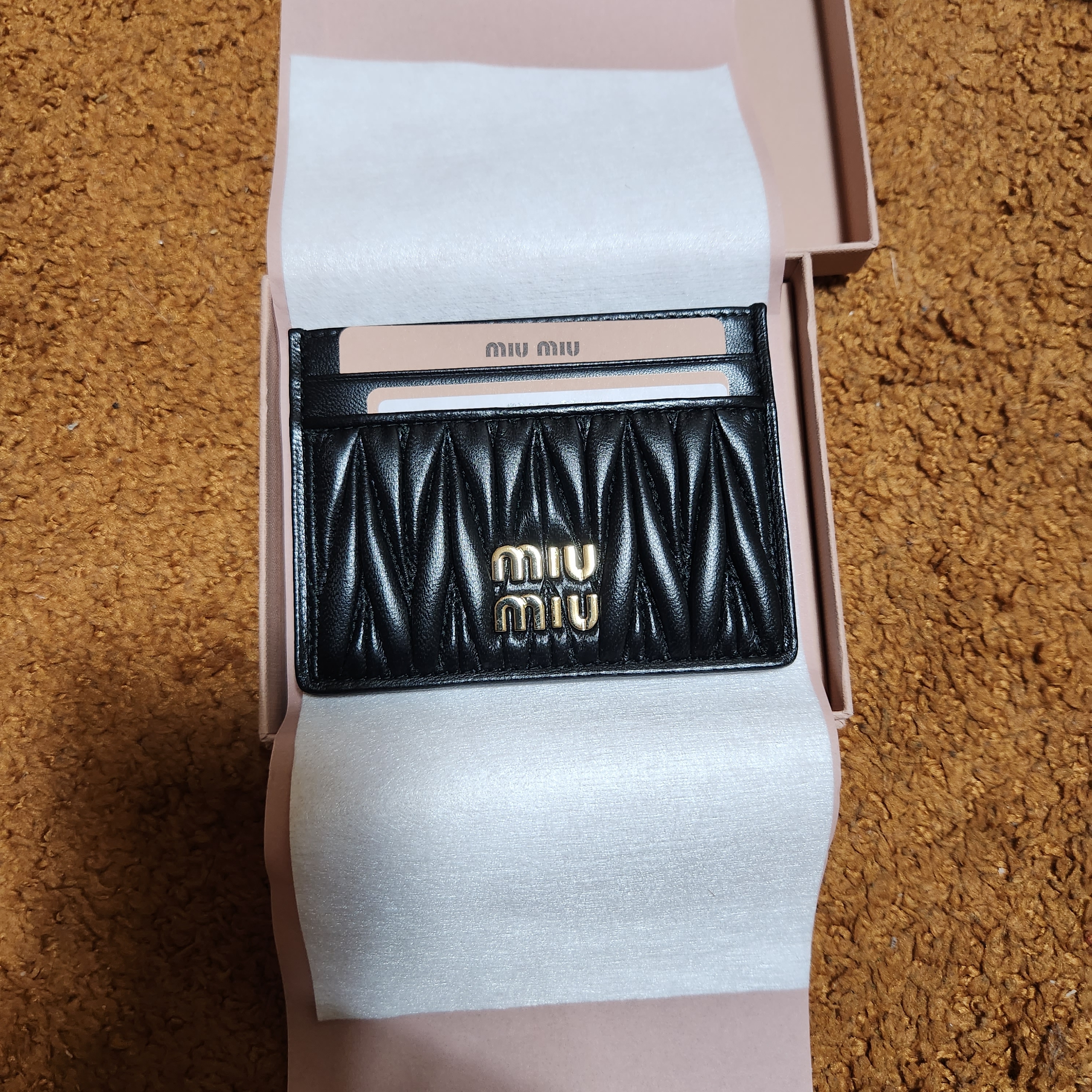 Miu Miu Matelasse Nappa Leather Card Holder Black 착용 스타일