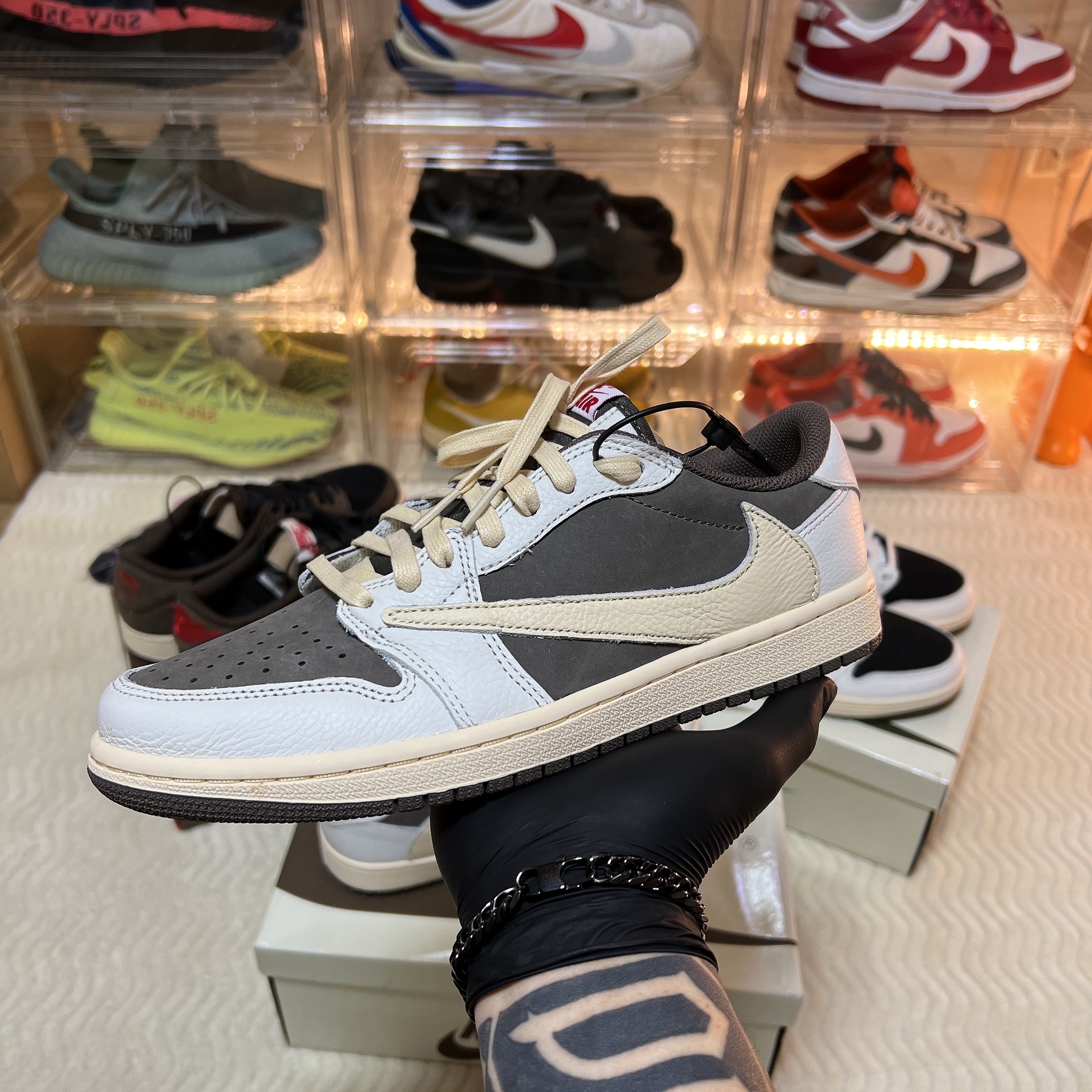 Jordan 1 x Travis Scott Retro Low OG SP Sail and Ridgerock 착용 스타일