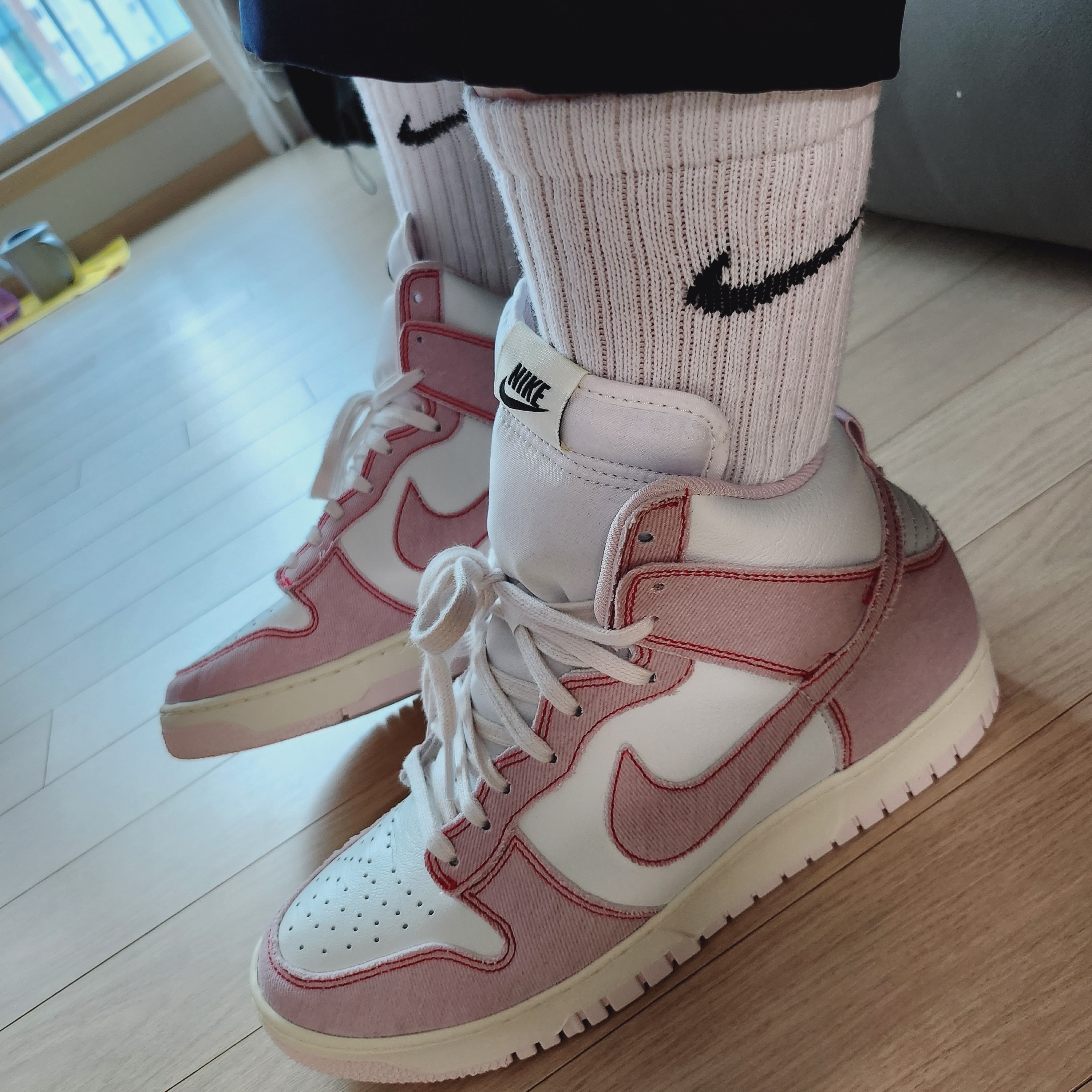 Nike Dunk High 1985 Barely Rose 착용 스타일 - 1