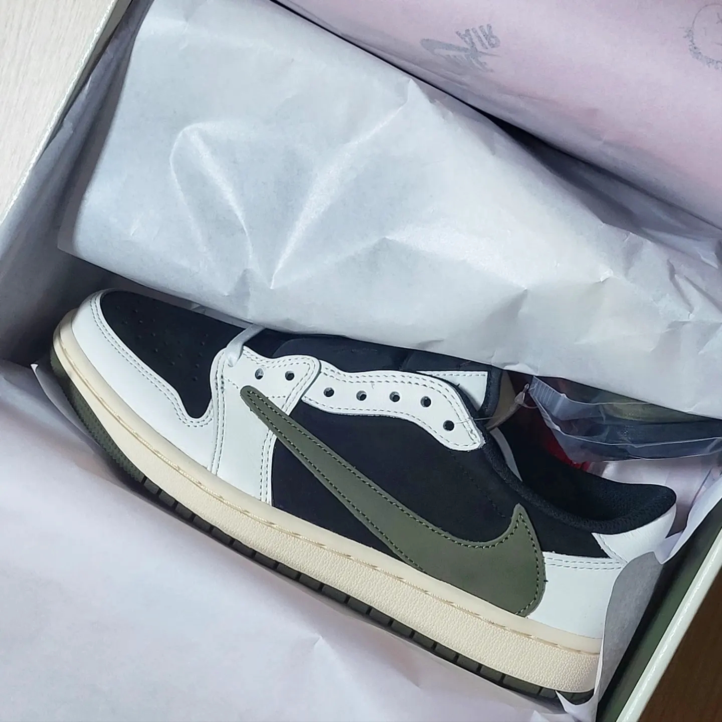 (W) Jordan 1 x Travis Scott Retro Low OG SP Medium Olive 착용 스타일