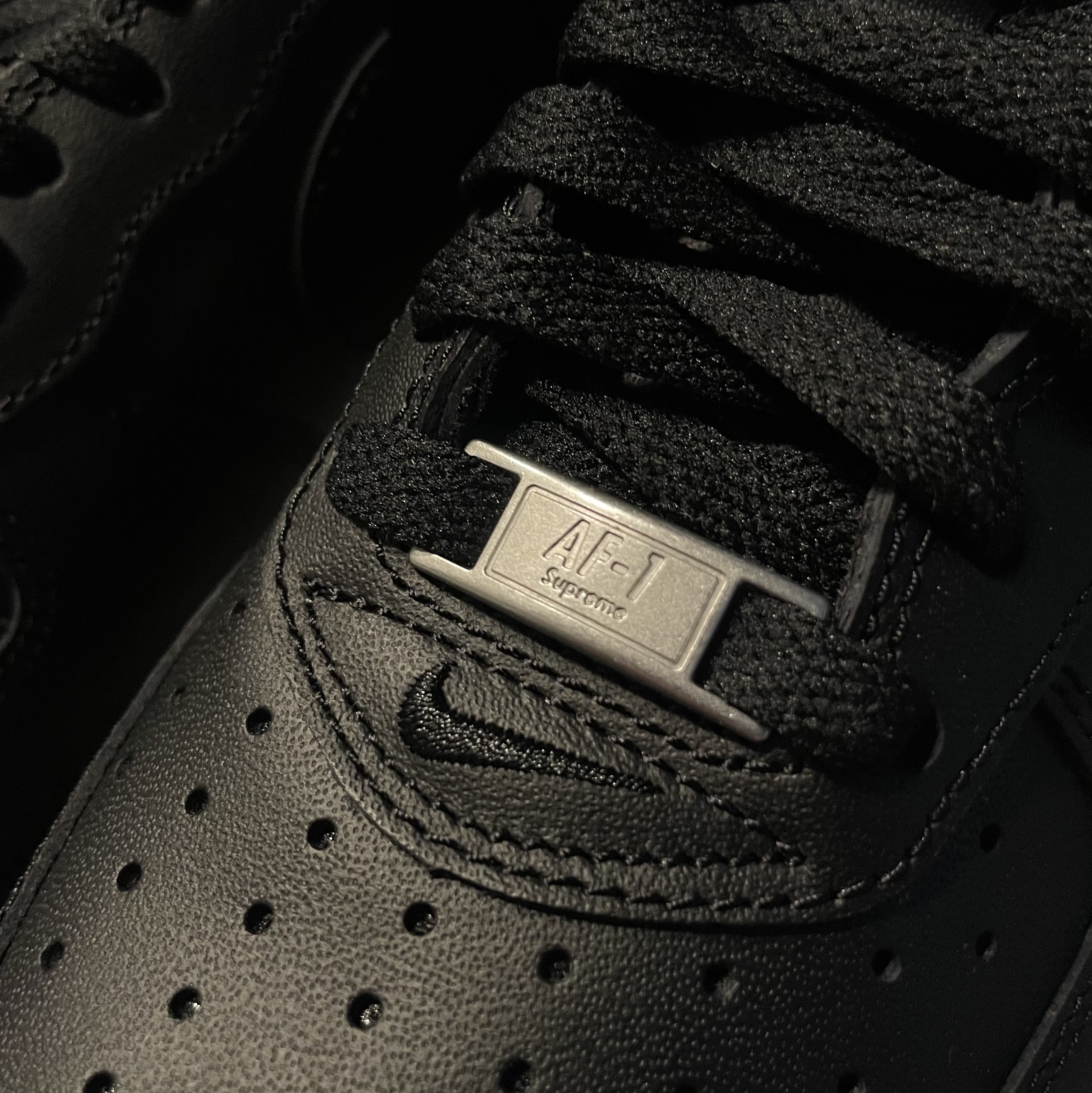 Nike x Supreme Air Force 1 Low Black 착용 스타일 - 1
