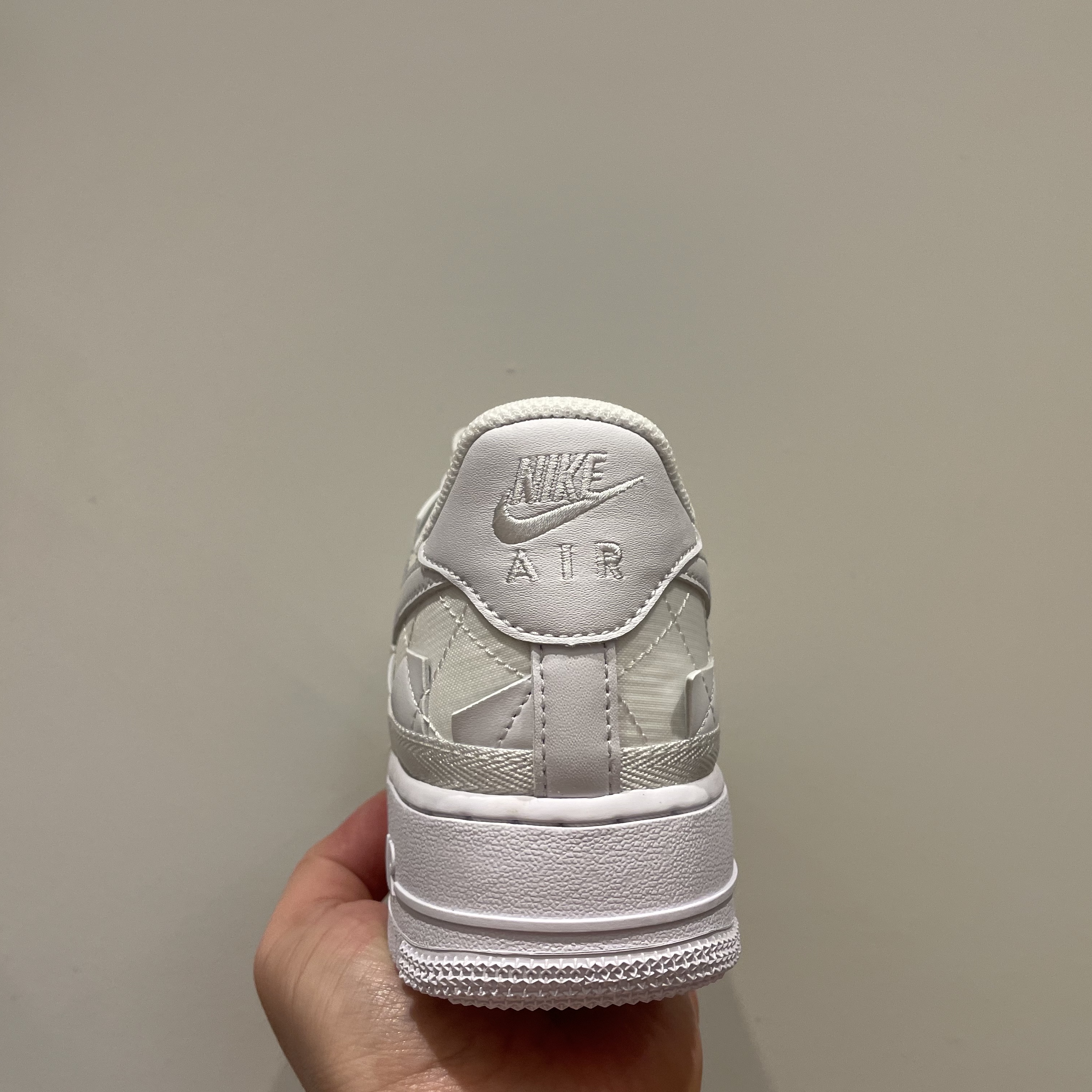 Nike x Billie Eilish Air Force 1 Low SP Triple White 착용 스타일 - 3
