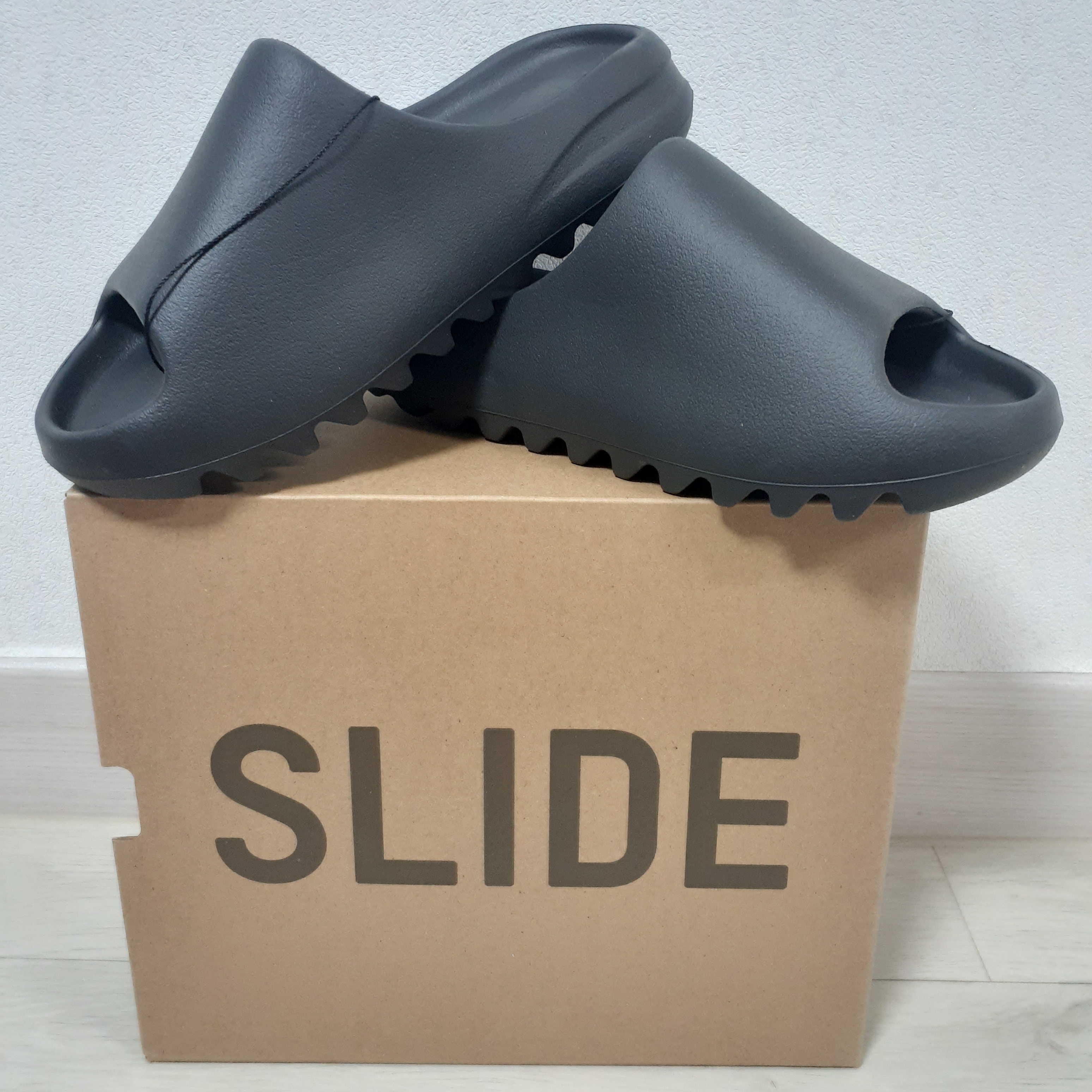 Adidas Yeezy Slide Onyx 착용 스타일 - 2