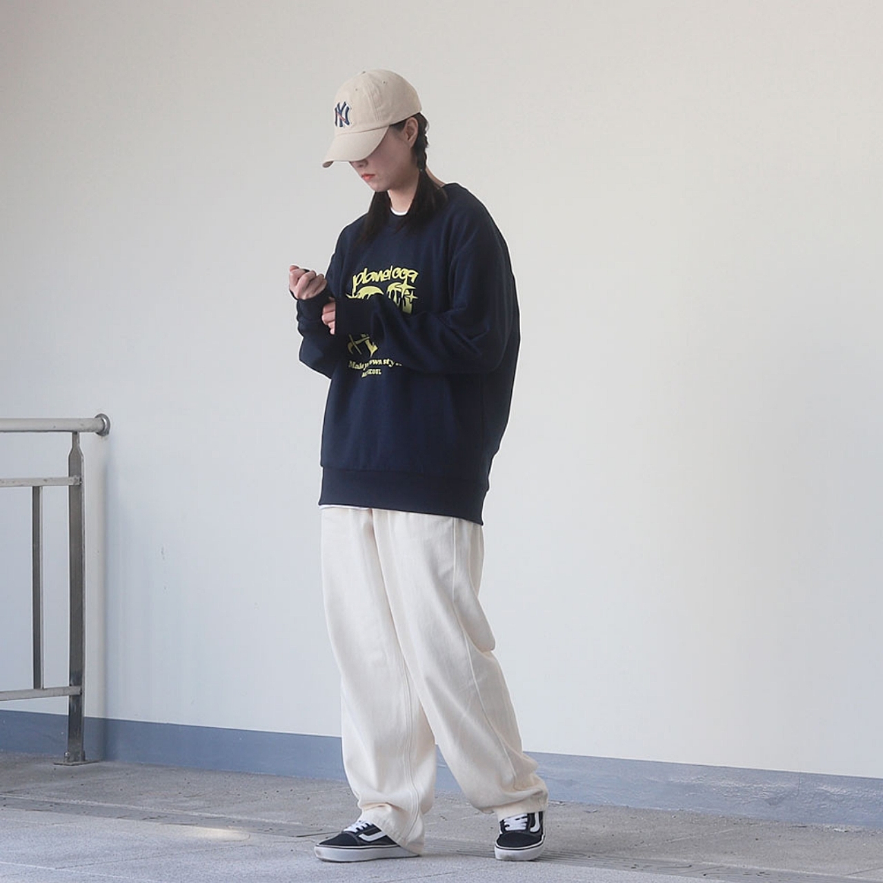Vans ComfyCush Old Skool Black True white 착용 스타일