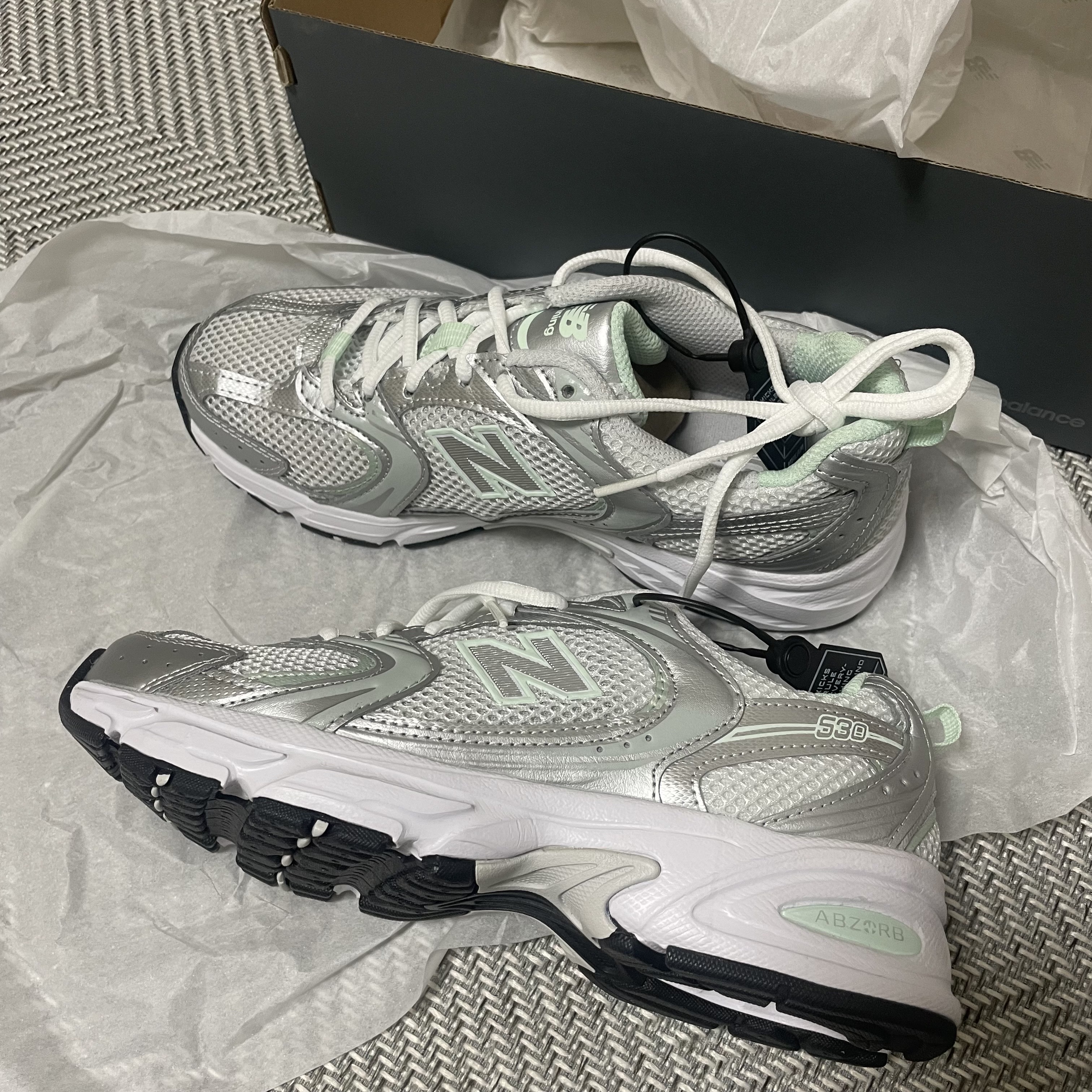 New Balance 530 White Summer Fog 착용 스타일 - 1
