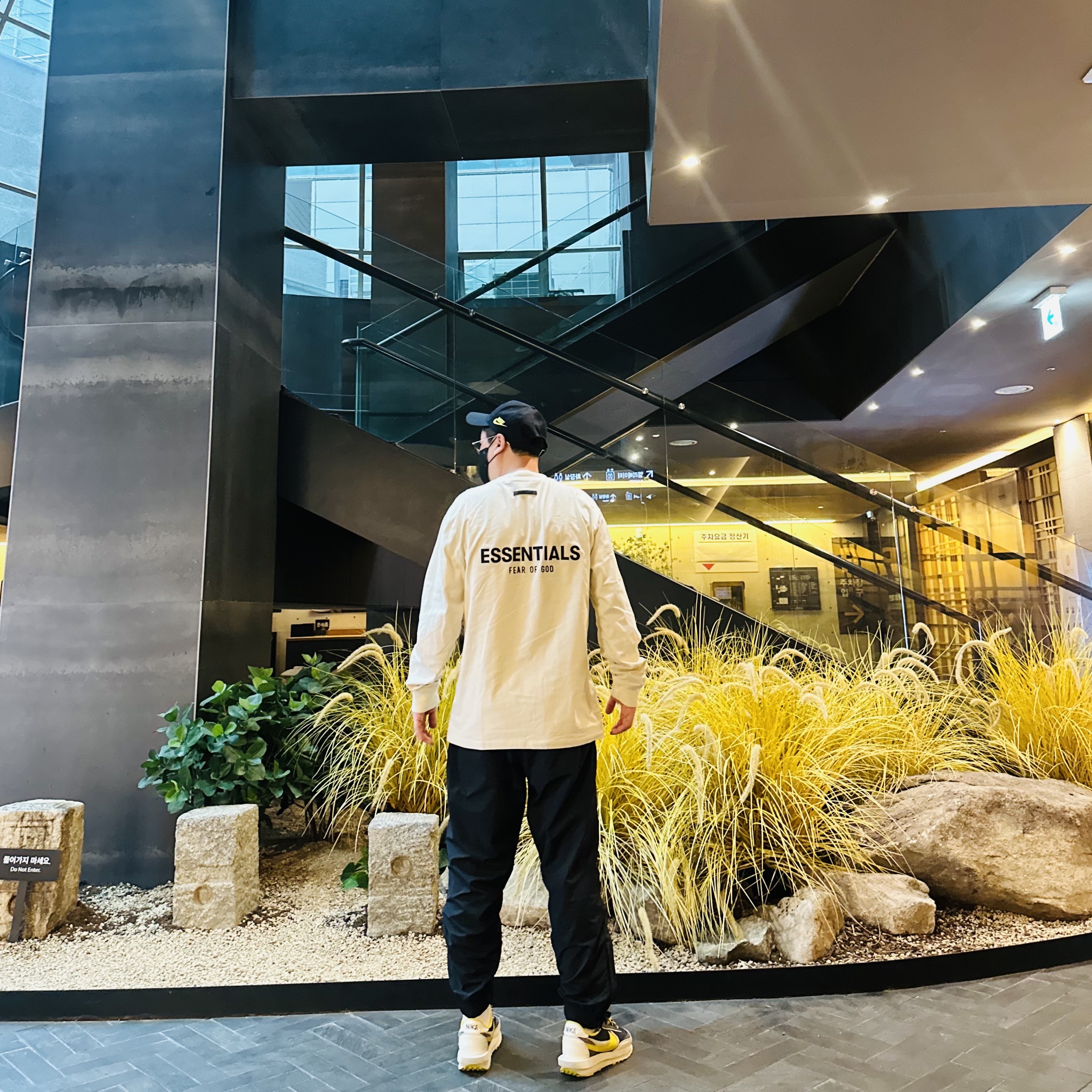 Nike Heritage 86 Cap Black, Essentials Long Sleeve T-Shirt Cream - 21SS 착용 스타일 - 4