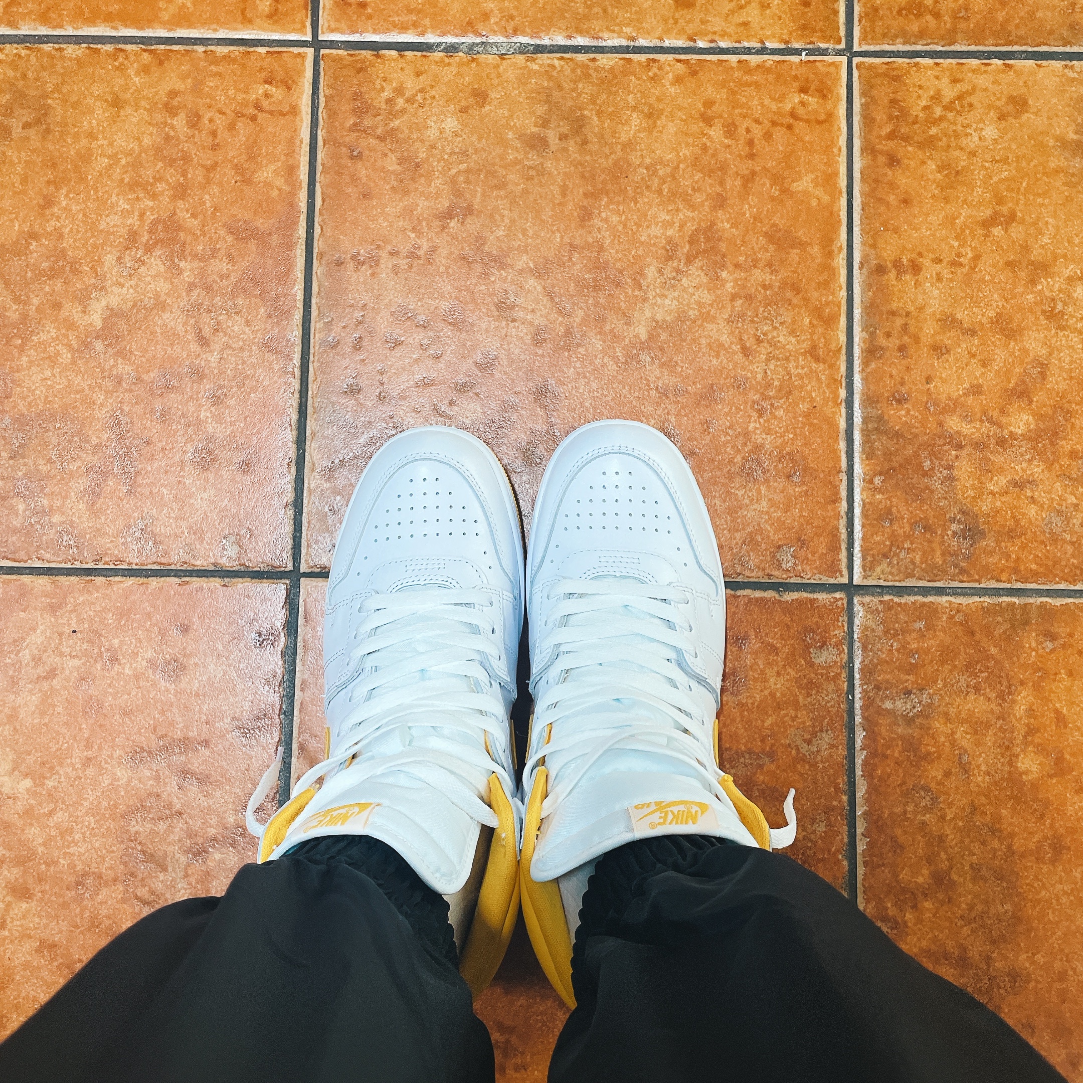 Jordan Air Ship SP White University Gold 착용 스타일 - 1