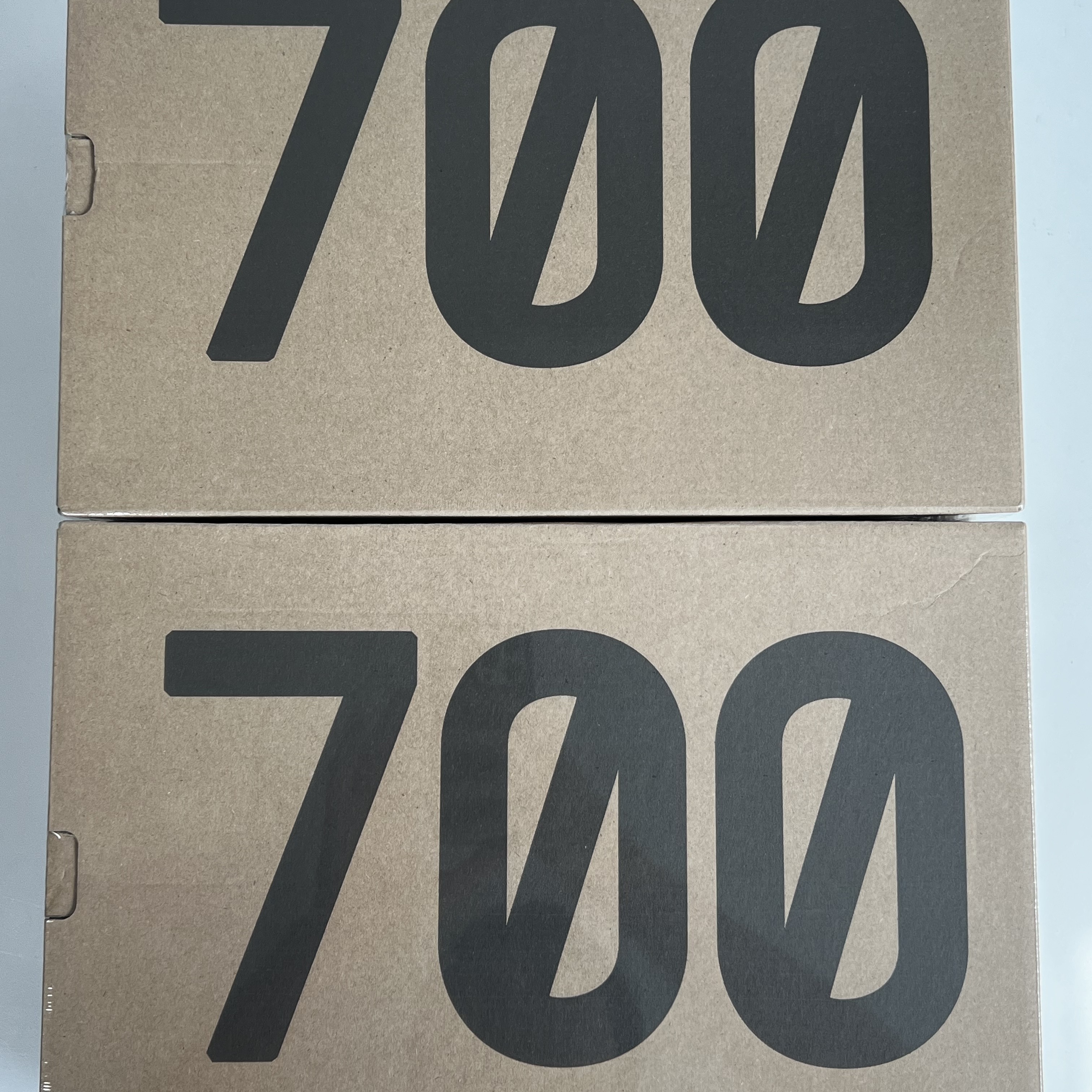 아디다스 이지 부스트 700 V2 스태틱 2022 착용 스타일 - 1