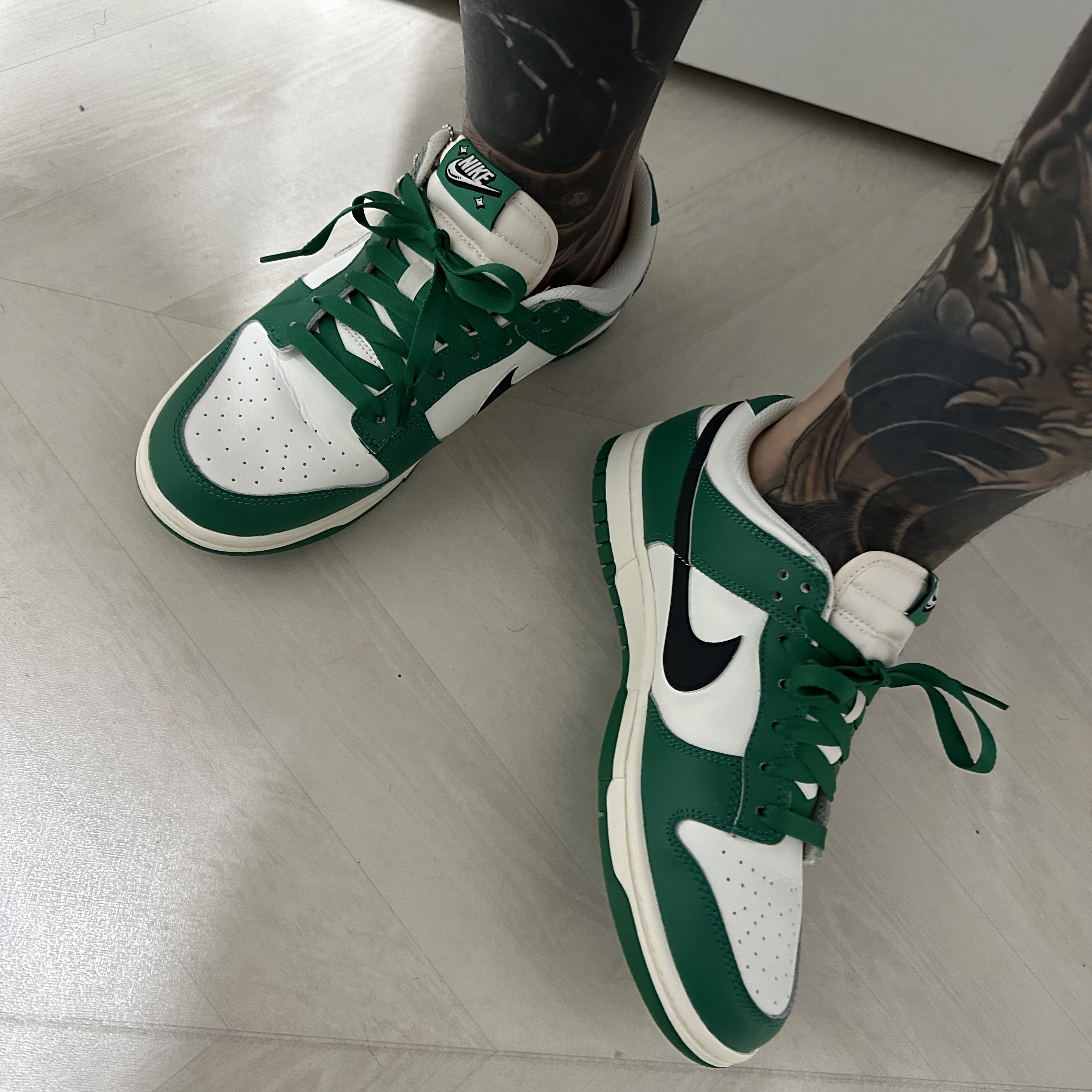 Nike Dunk Low Retro SE Jackpot Malachite, Jordan 1 Retro High OG Pine Green Black 착용 스타일 - 1