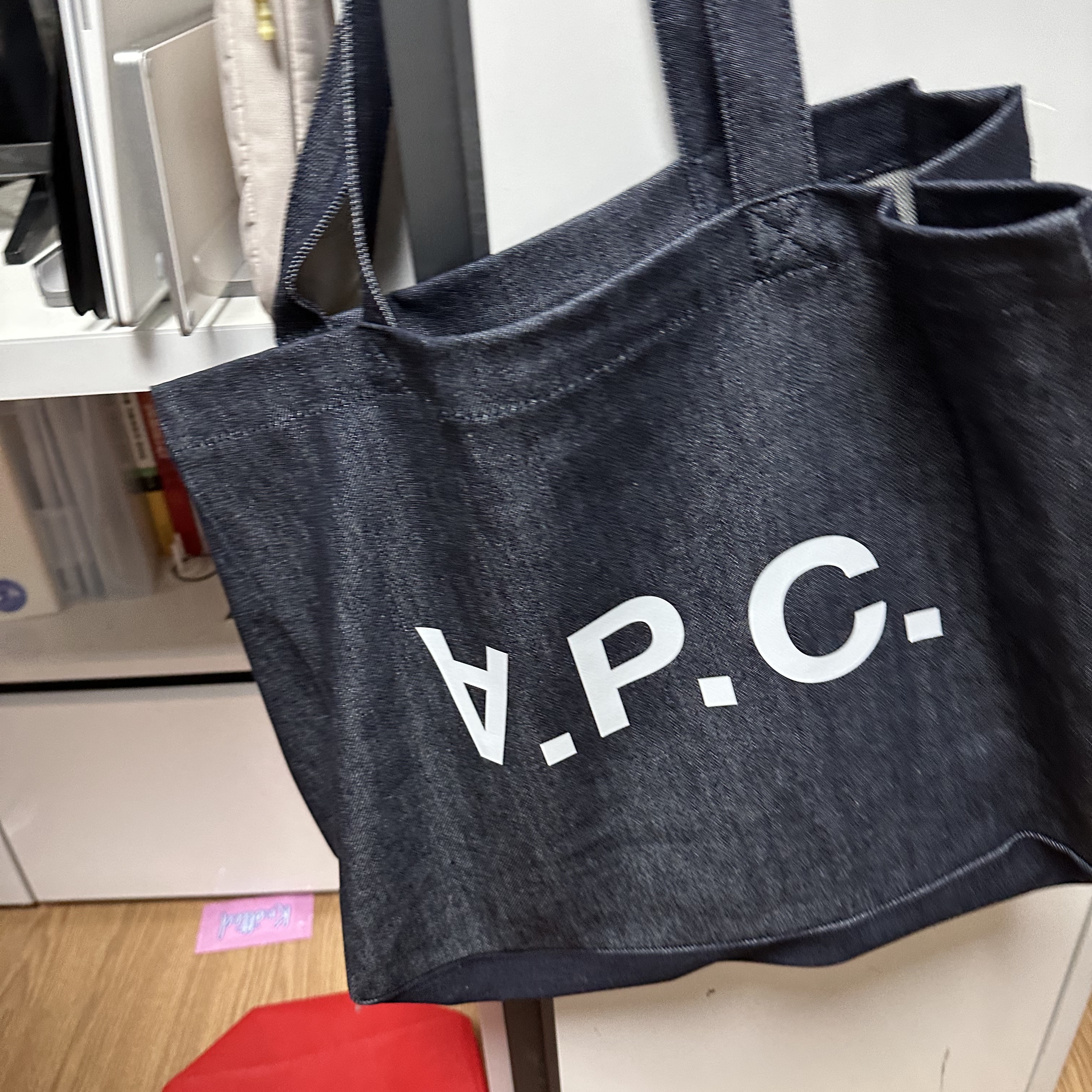 A.P.C. Daniela Shopping Bag Indigo 착용 스타일