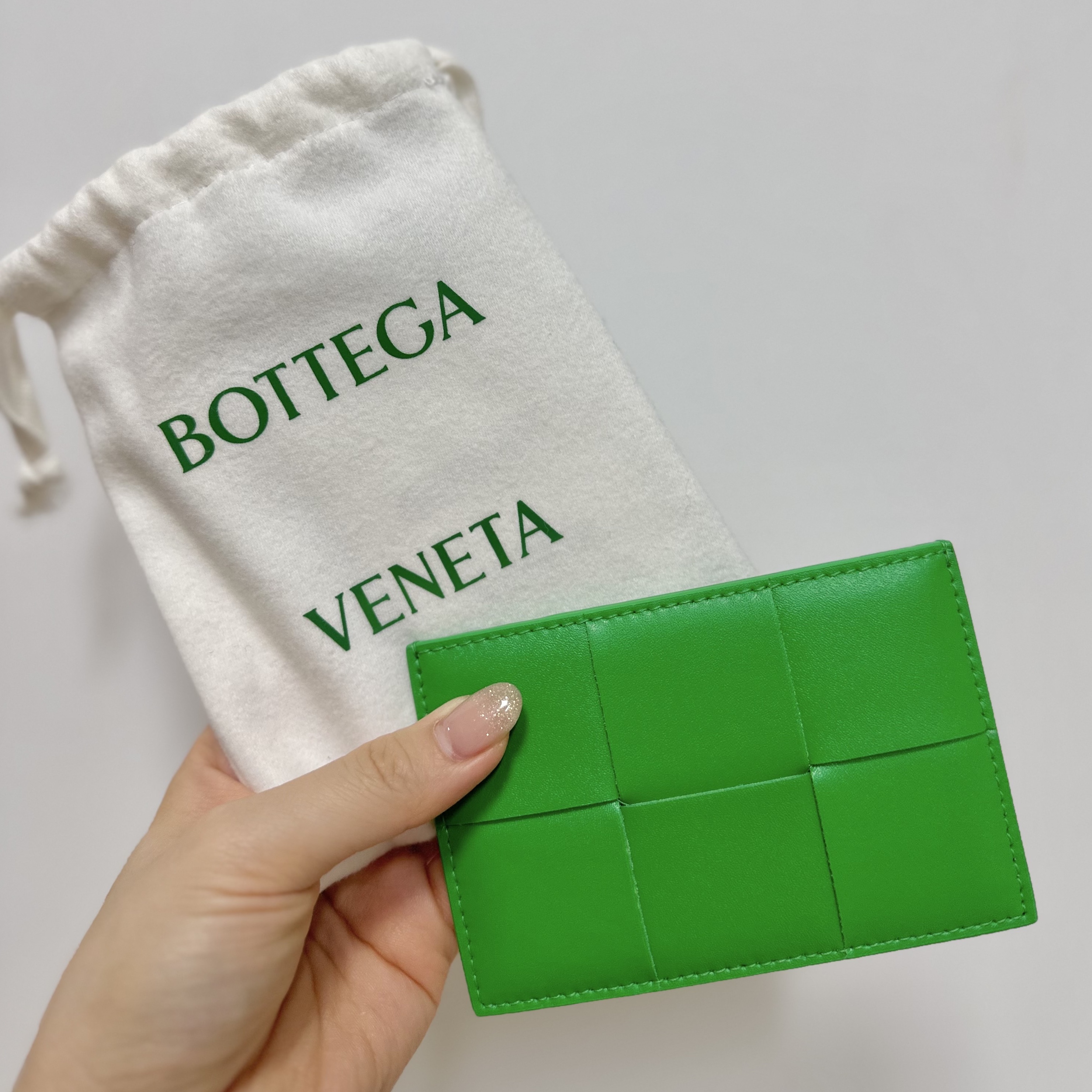 Bottega Veneta Credit Card Case Calfskin Parakeet 착용 스타일