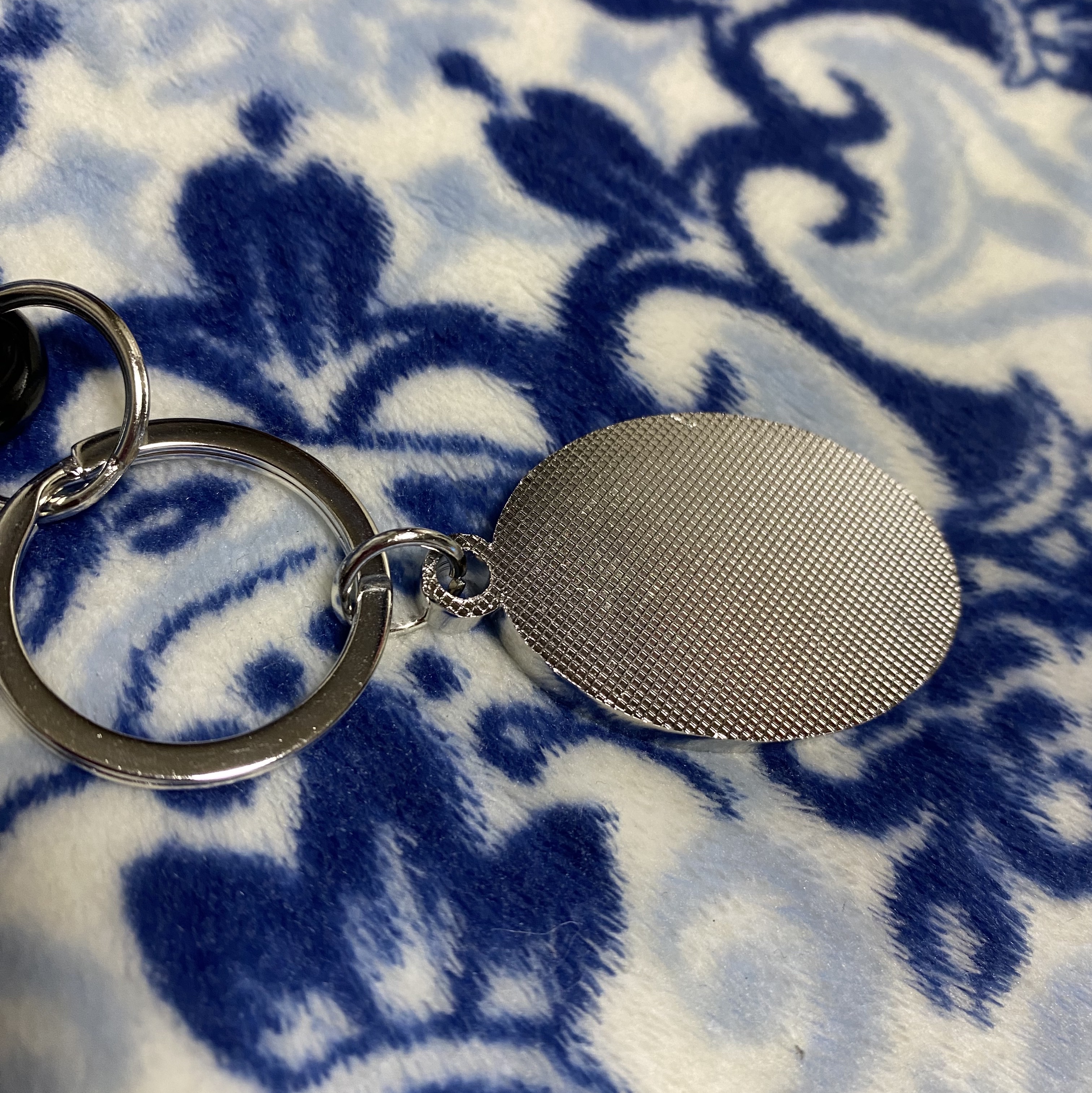Stussy O.E. Badge Keychain 착용 스타일 - 2