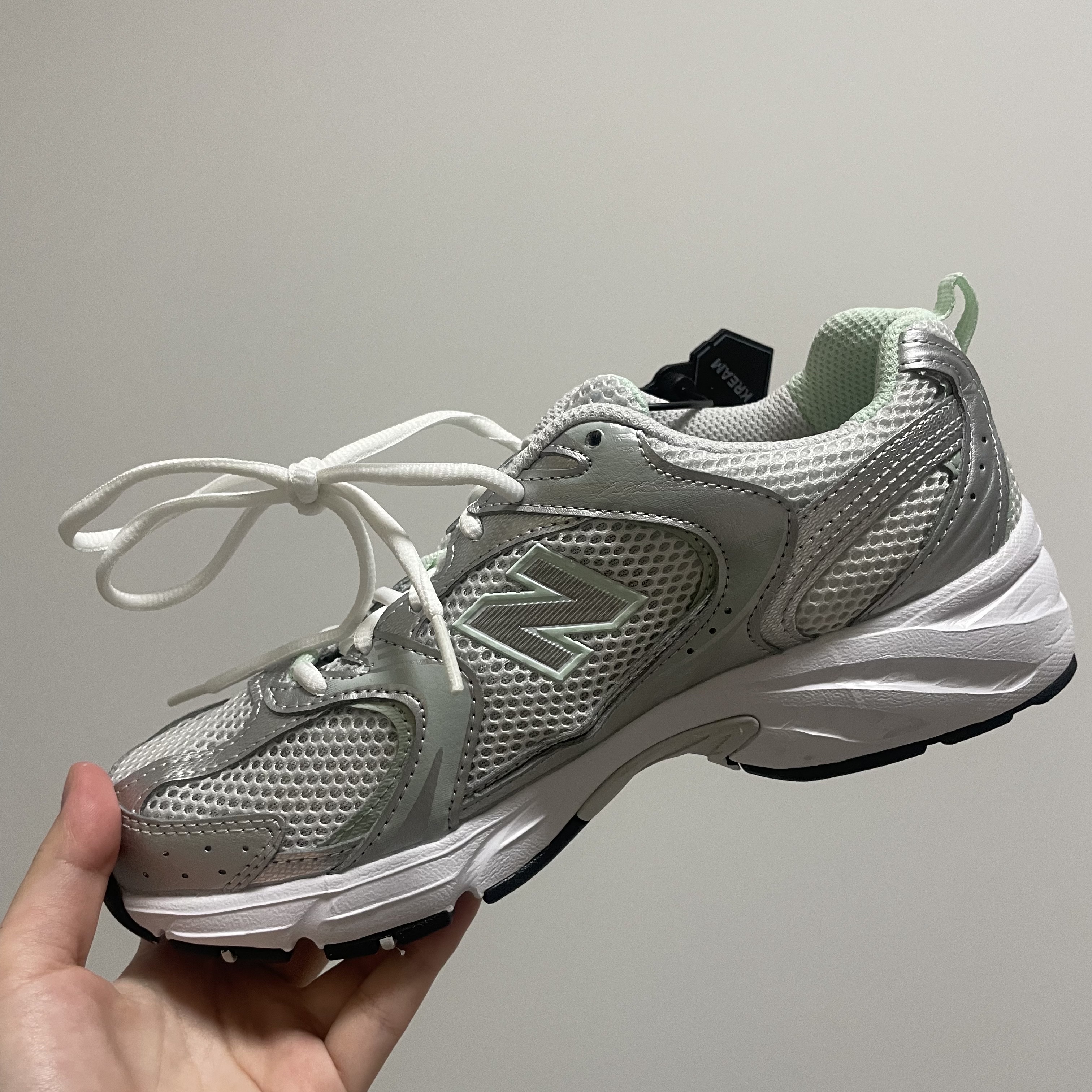 New Balance 530 White Summer Fog 착용 스타일 - 2