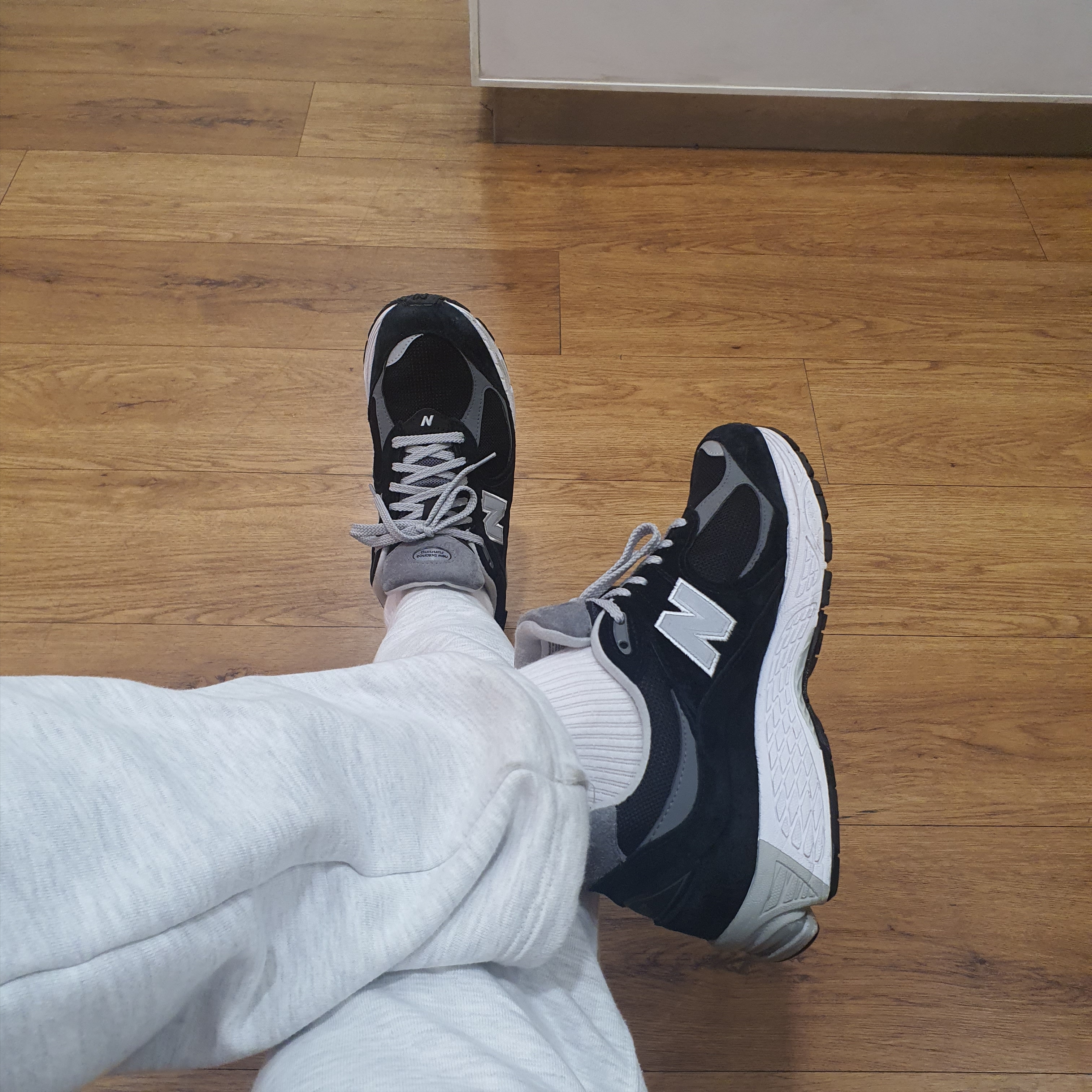 New Balance 2002R Gore-Tex Black Silver Metalic 착용 스타일