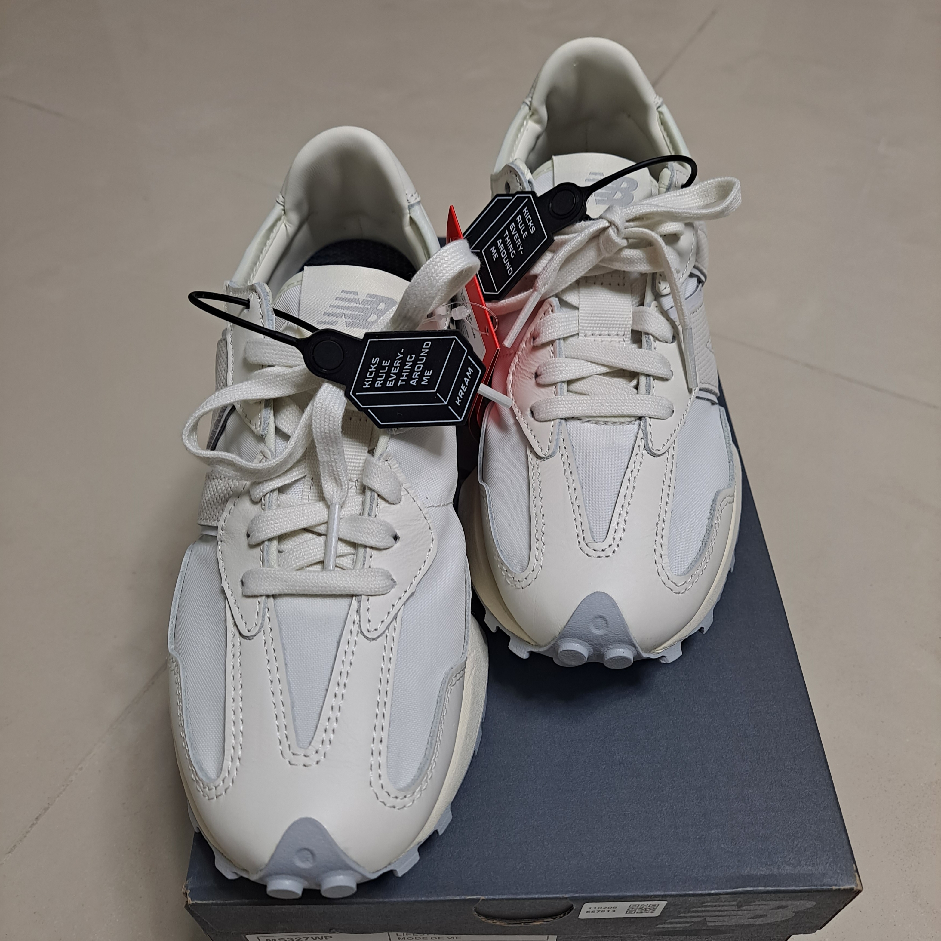 New Balance 327 Shifted White Pack 착용 스타일 - 1