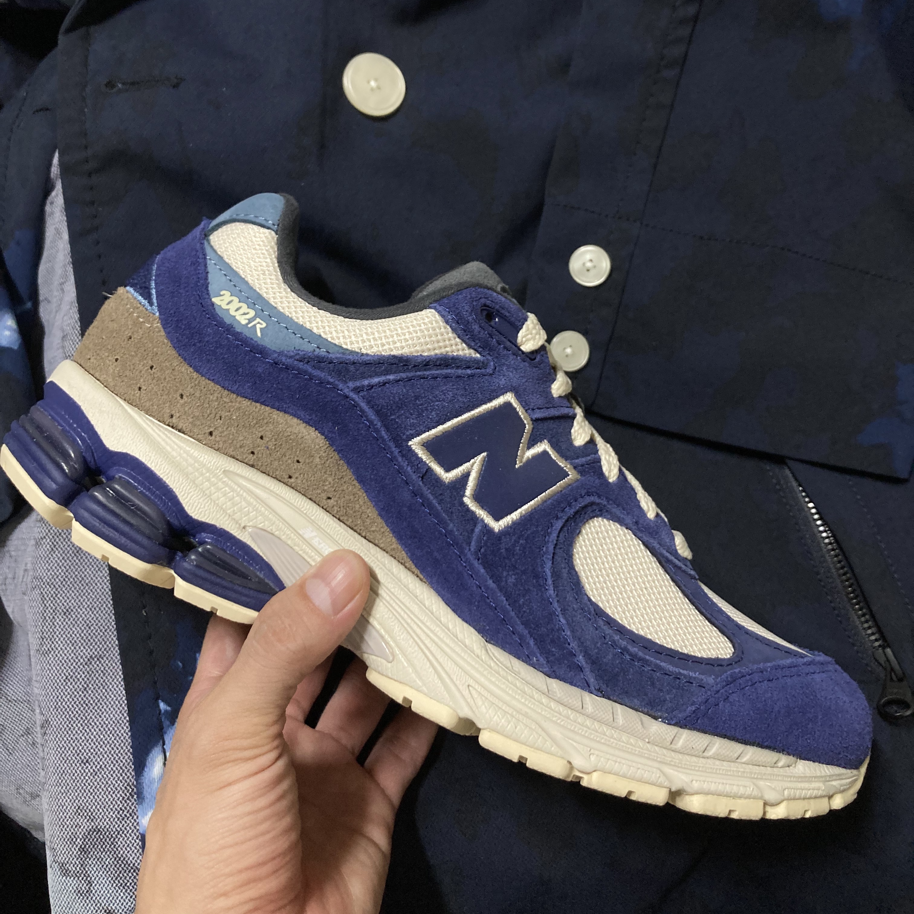 New Balance 2002R Light Cream Purple 착용 스타일 - 2