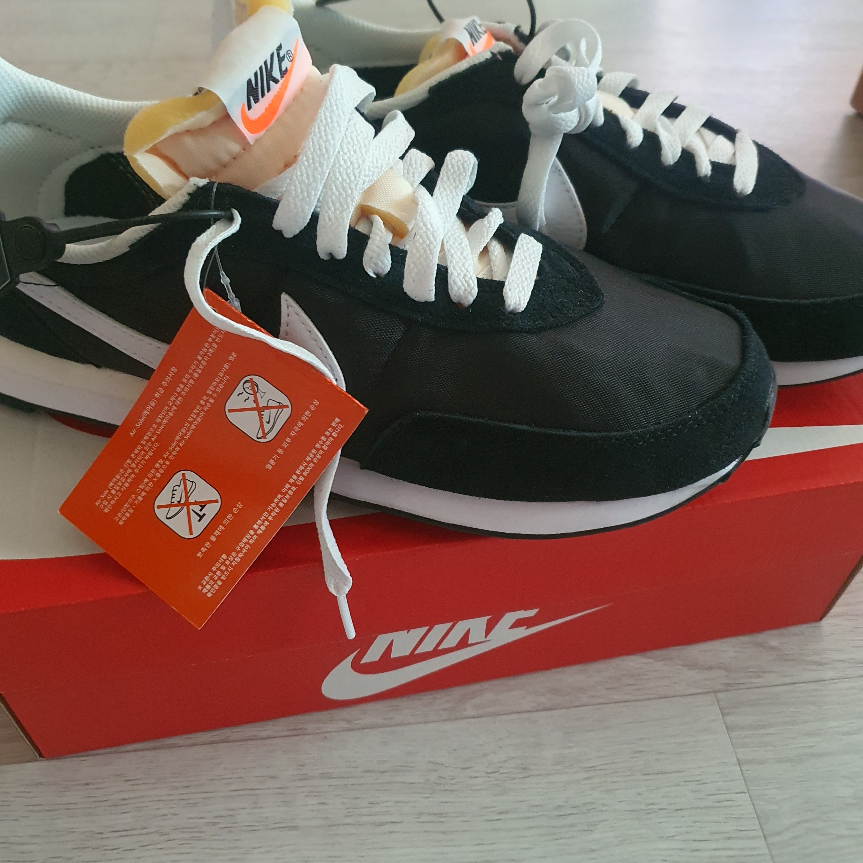 Nike Waffle Trainer 2 Black White 착용 스타일