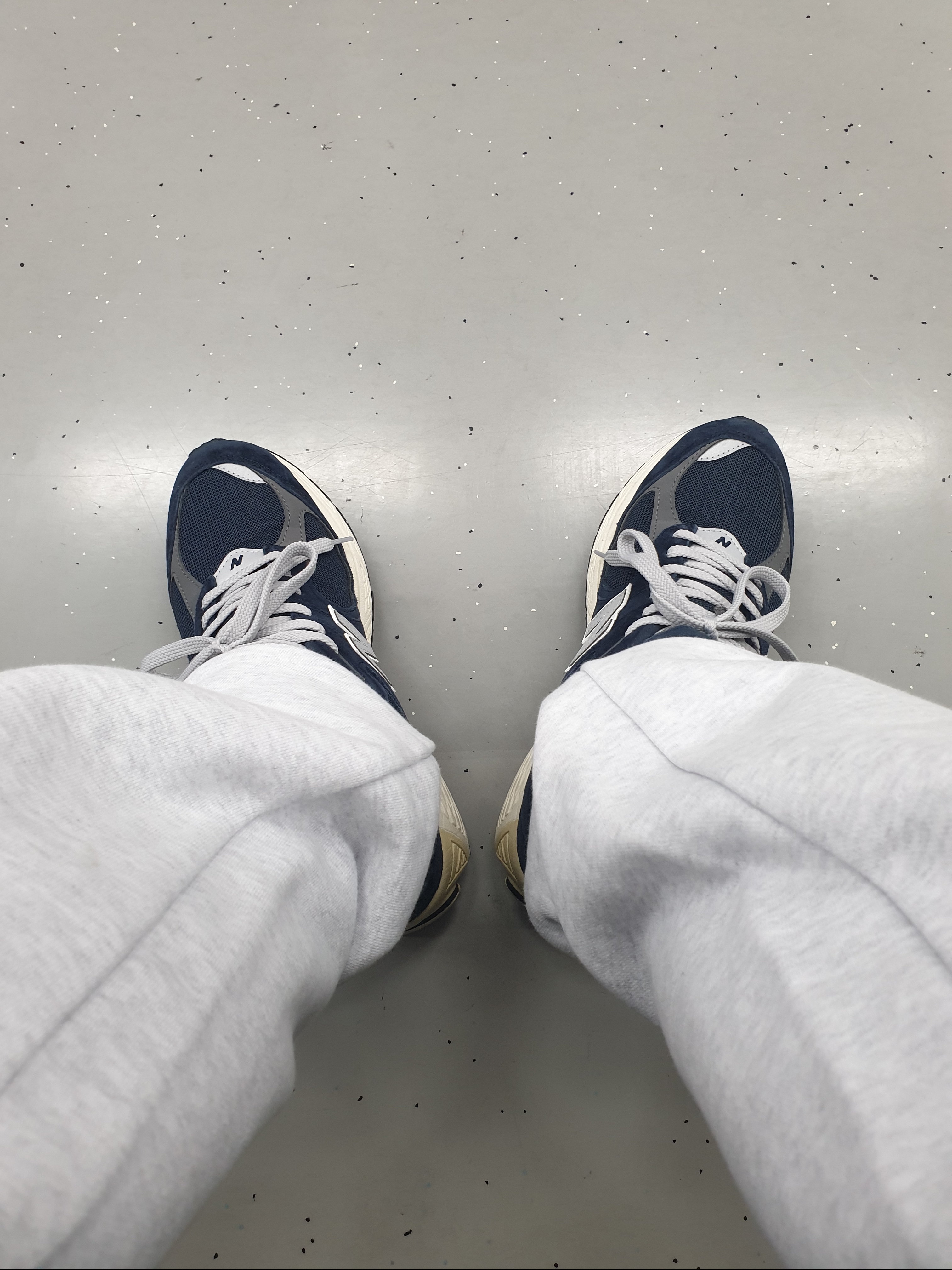 New Balance 2002R Eclipse Castlerock 착용 스타일 - 3