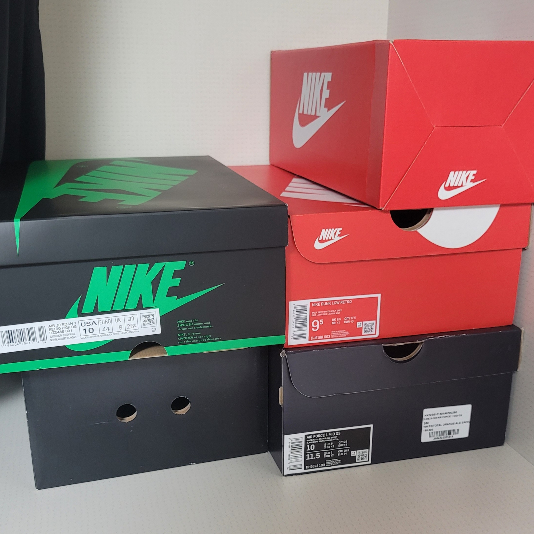 Jordan 1 Retro High OG Black and Lucky Green, Nike Air Force 1 Mid QS Ale Brown 착용 스타일 - 3