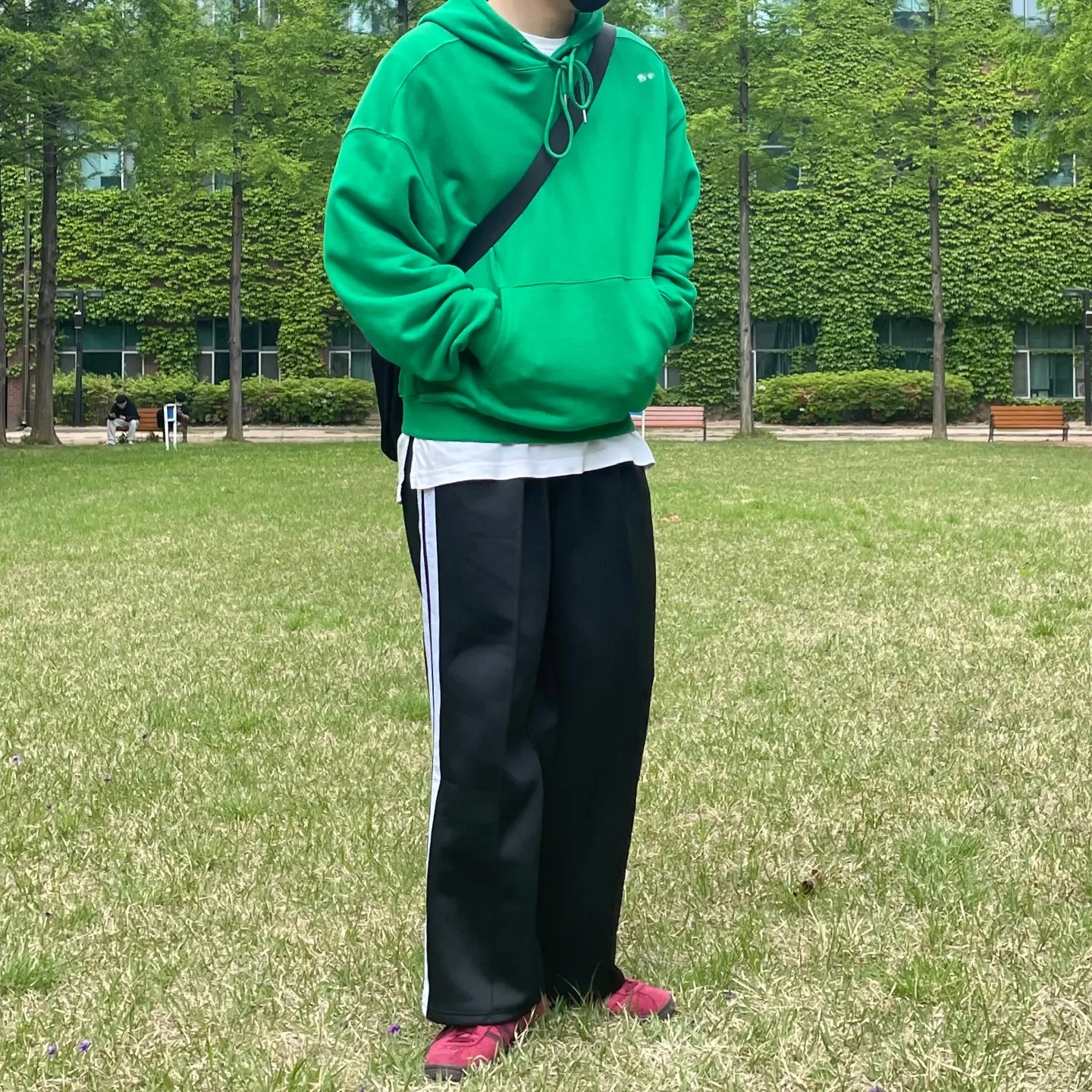 Adidas Tobacco Gruen Collegiate Burgundy 착용 스타일 - 3