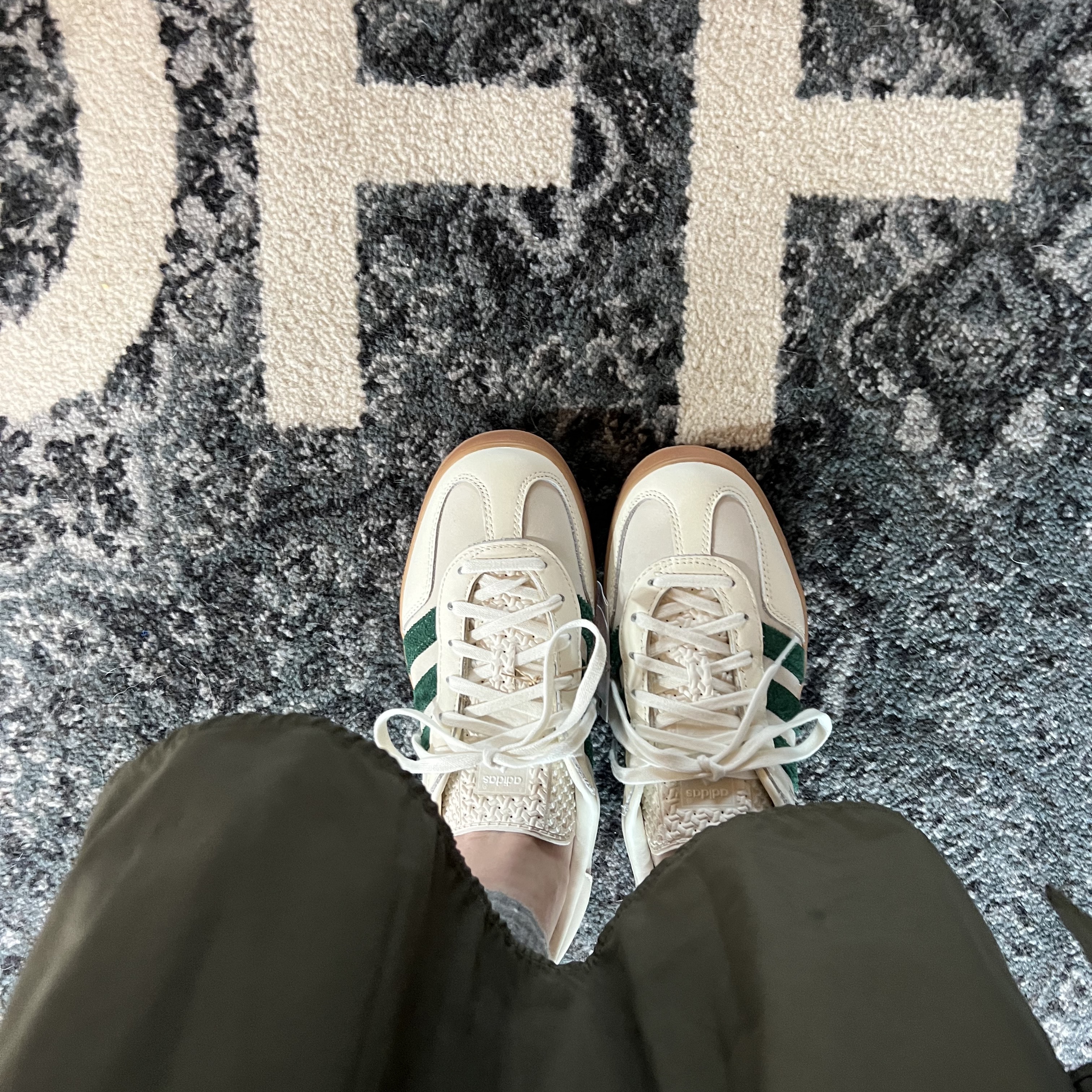 Adidas x Emmi Gazelle Indoor Off White Dark Green 착용 스타일 - 2
