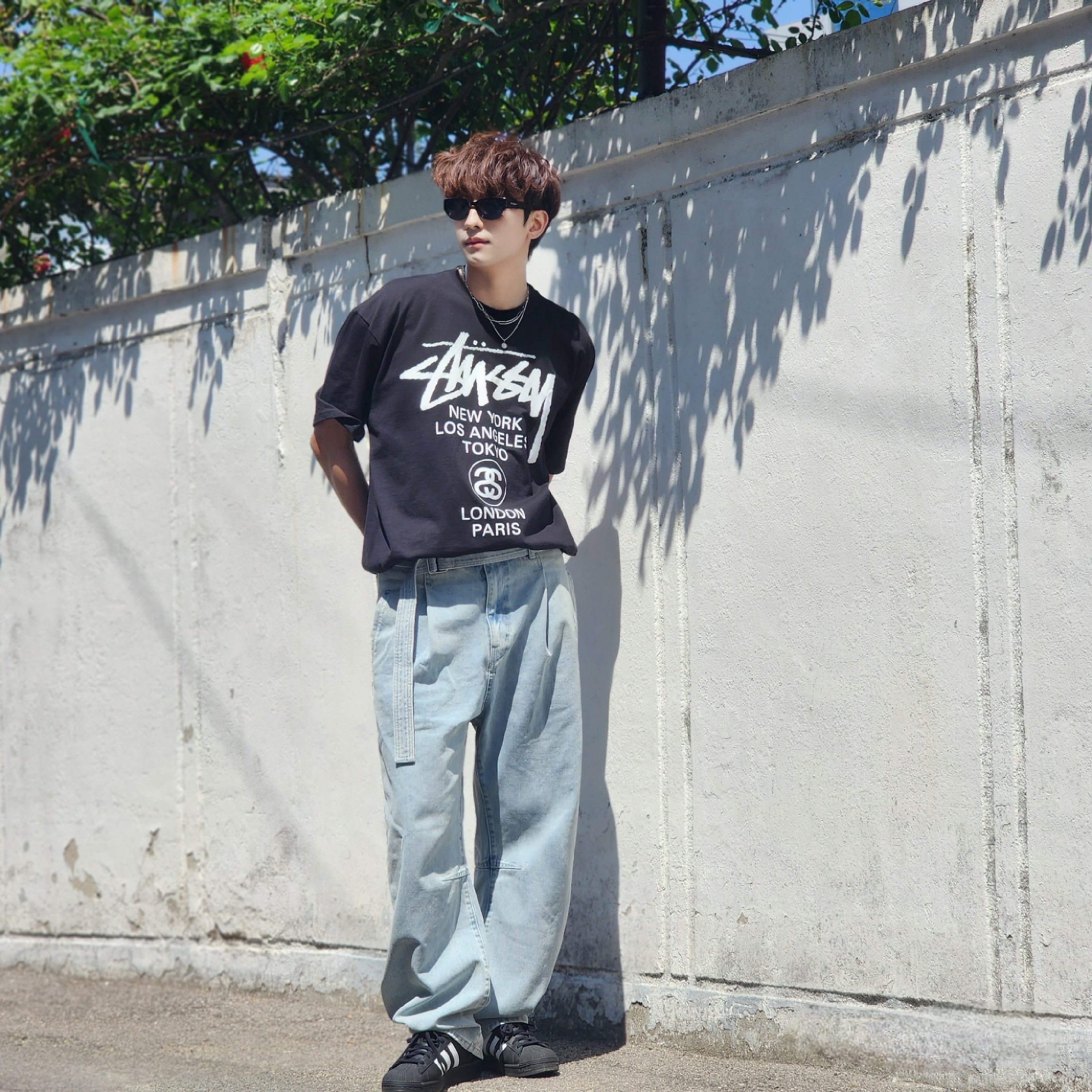 Stussy World Tour T-Shirt Black, Adidas Superstar Core Black White 착용 스타일 - 3