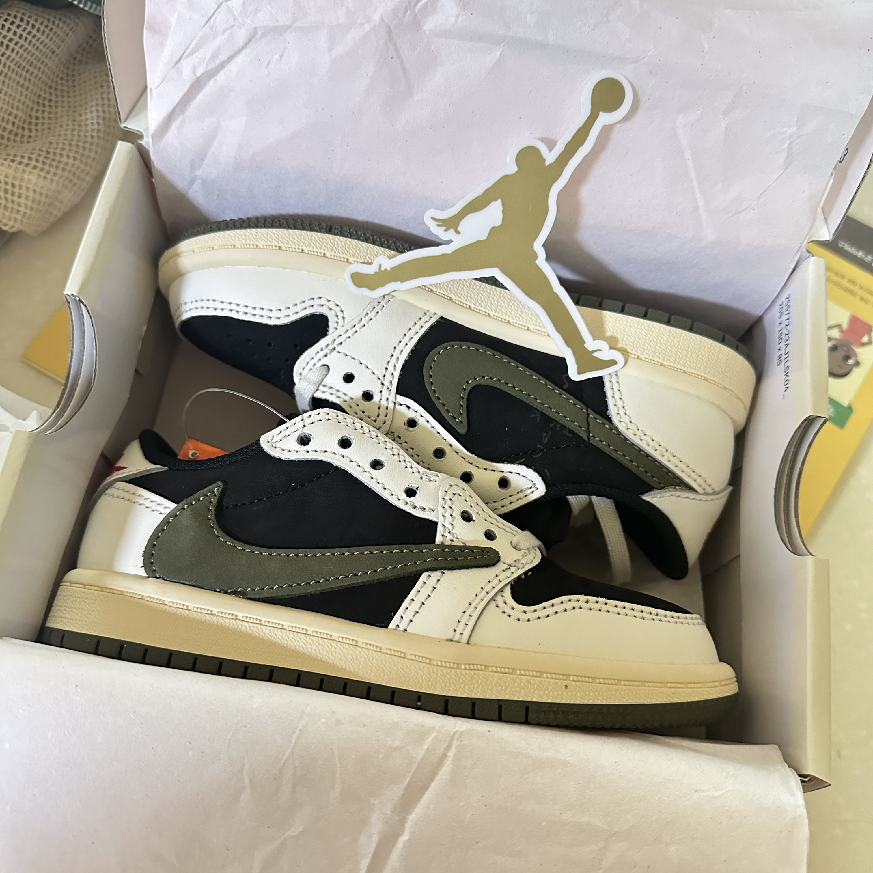 (PS) Jordan 1 x Travis Scott Retro Low OG SP Medium Olive, (W) Jordan 1 x Travis Scott Retro Low OG SP Medium Olive 착용 스타일 - 2