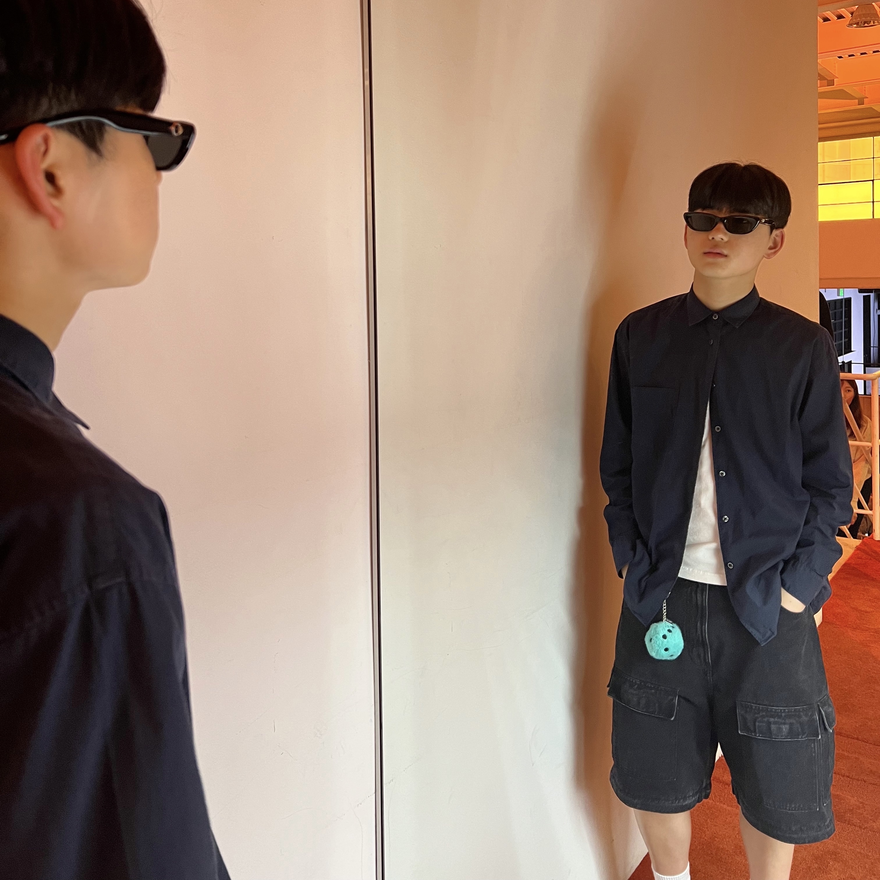 스투시 퍼지 다이스 키체인 틸, 오니츠카 타이거 멕시코 66 화이트 실버 착용 스타일 - 1