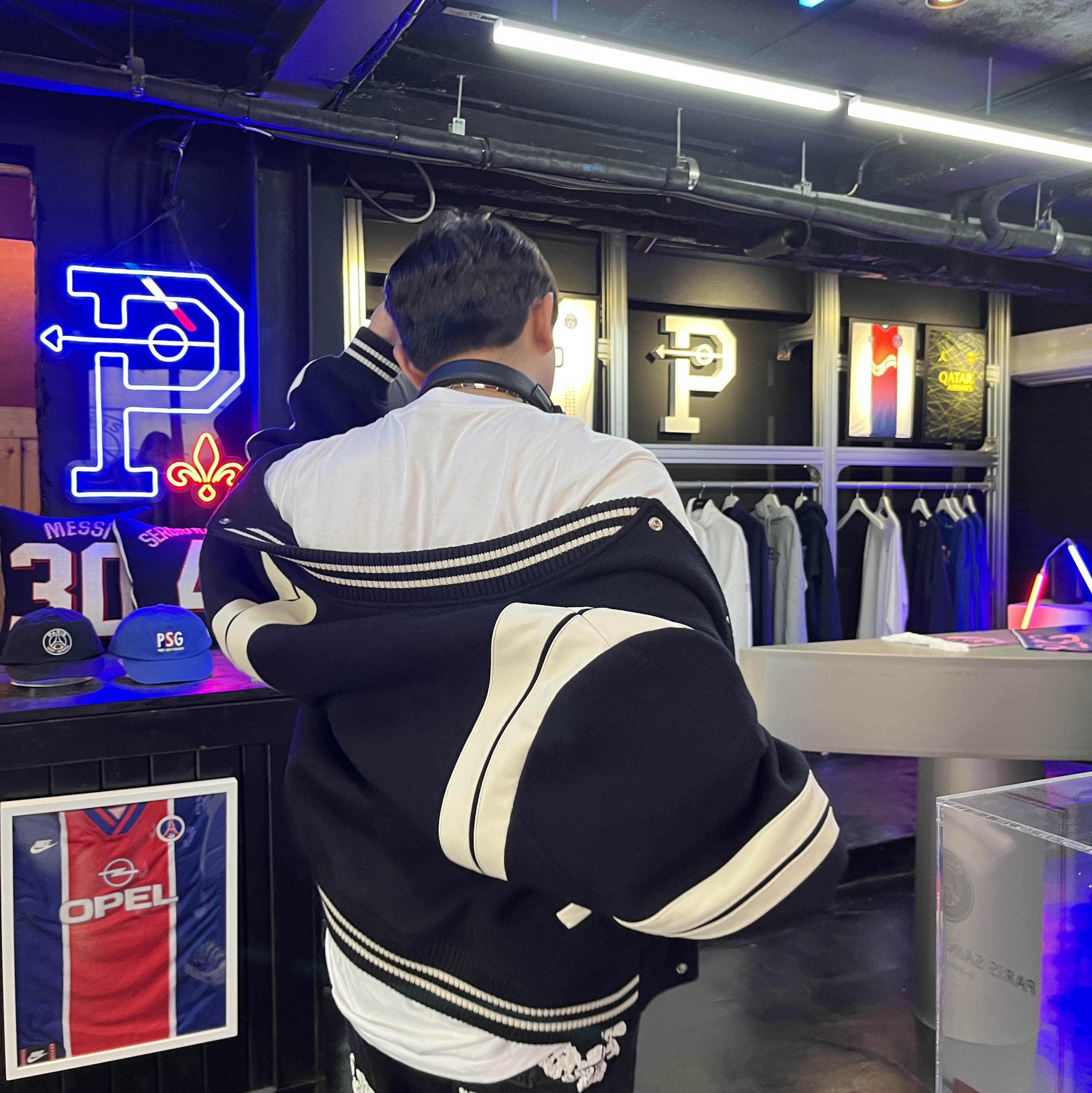 아더에러 트윗 점퍼 느와르, 컨버스 x 다크쉐도우 터보다크 척 70 하이 블랙 래커드 데님 착용 스타일 - 2