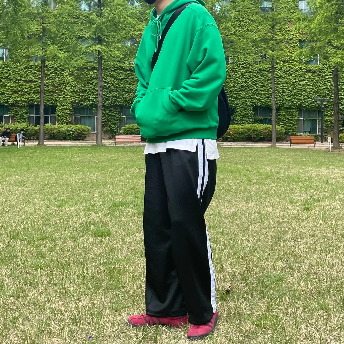 Adidas Tobacco Gruen Collegiate Burgundy 착용 스타일 - 1