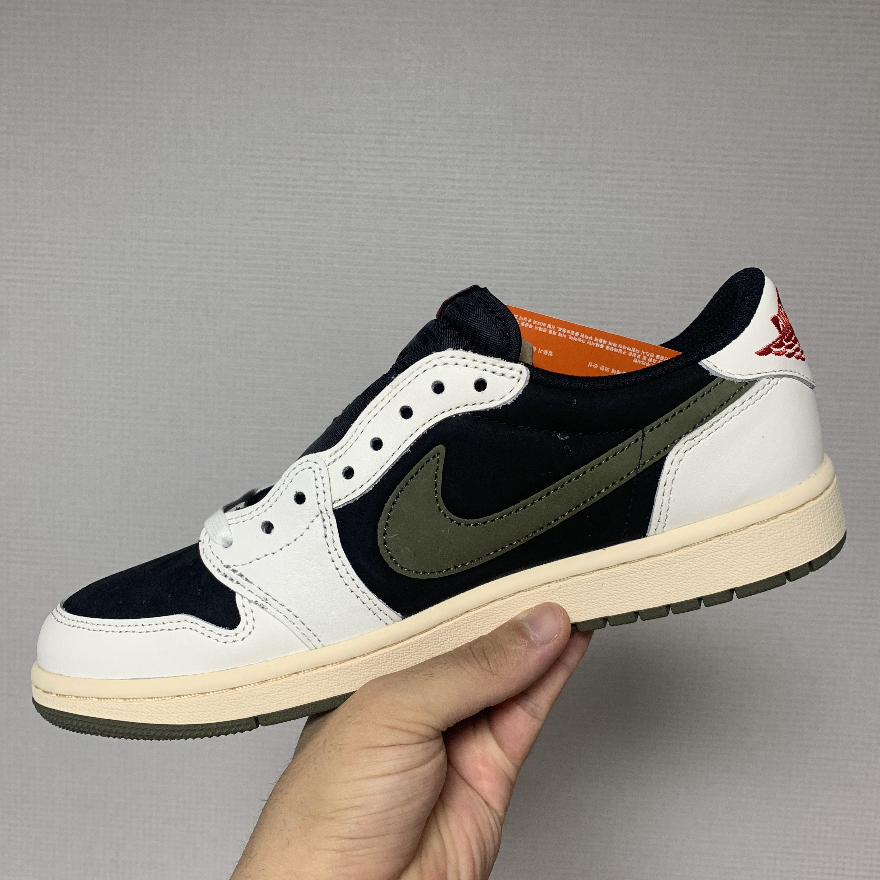(W) Jordan 1 x Travis Scott Retro Low OG SP Medium Olive 착용 스타일 - 2