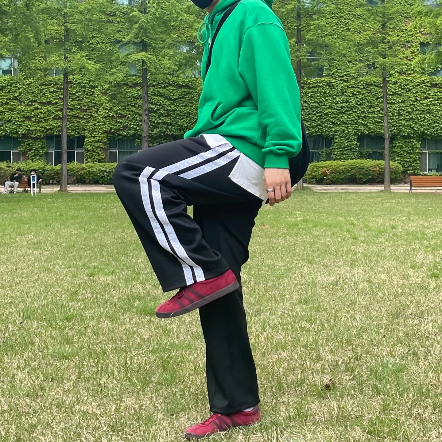 Adidas Tobacco Gruen Collegiate Burgundy 착용 스타일 - 4