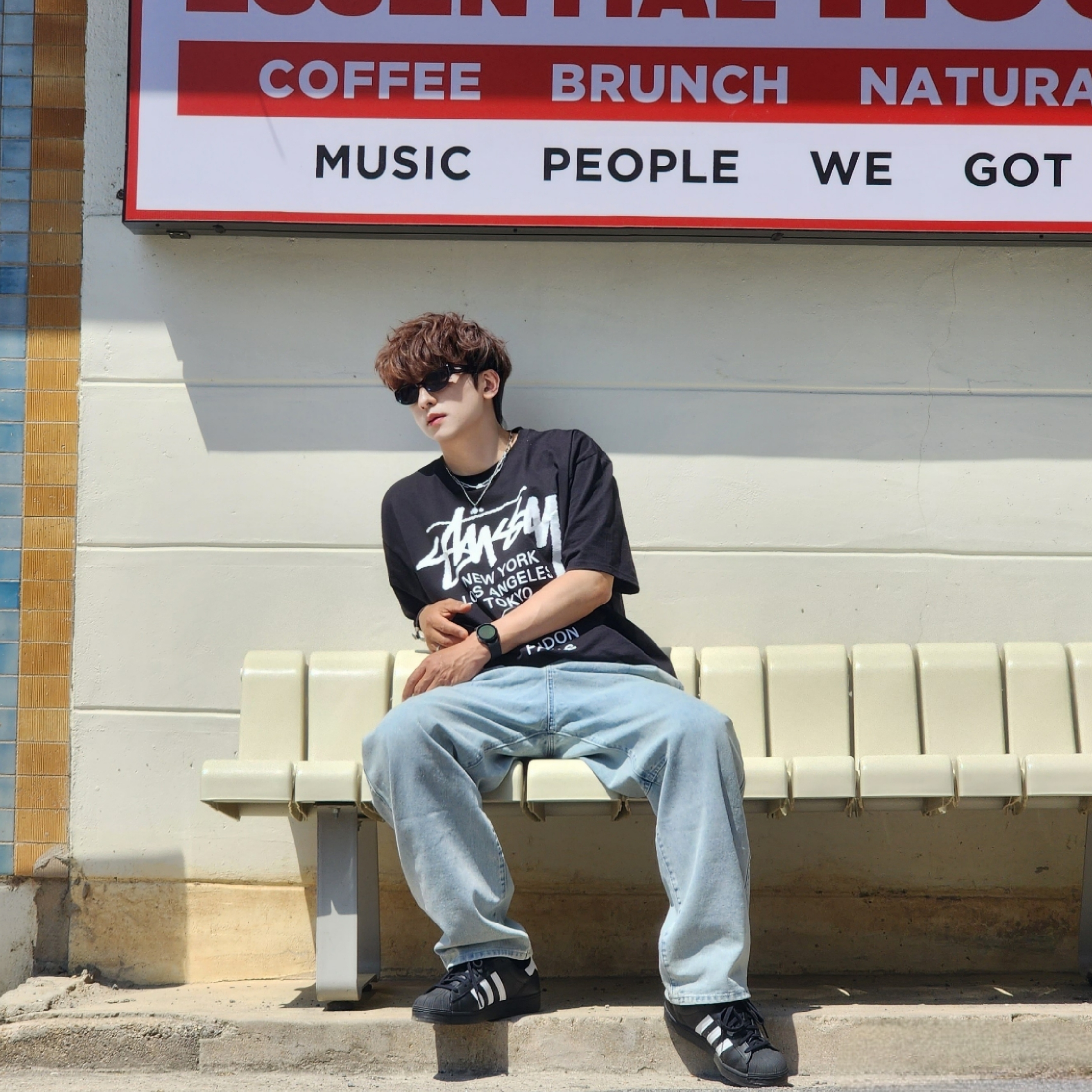 Stussy World Tour T-Shirt Black, Adidas Superstar Core Black White 착용 스타일 - 4