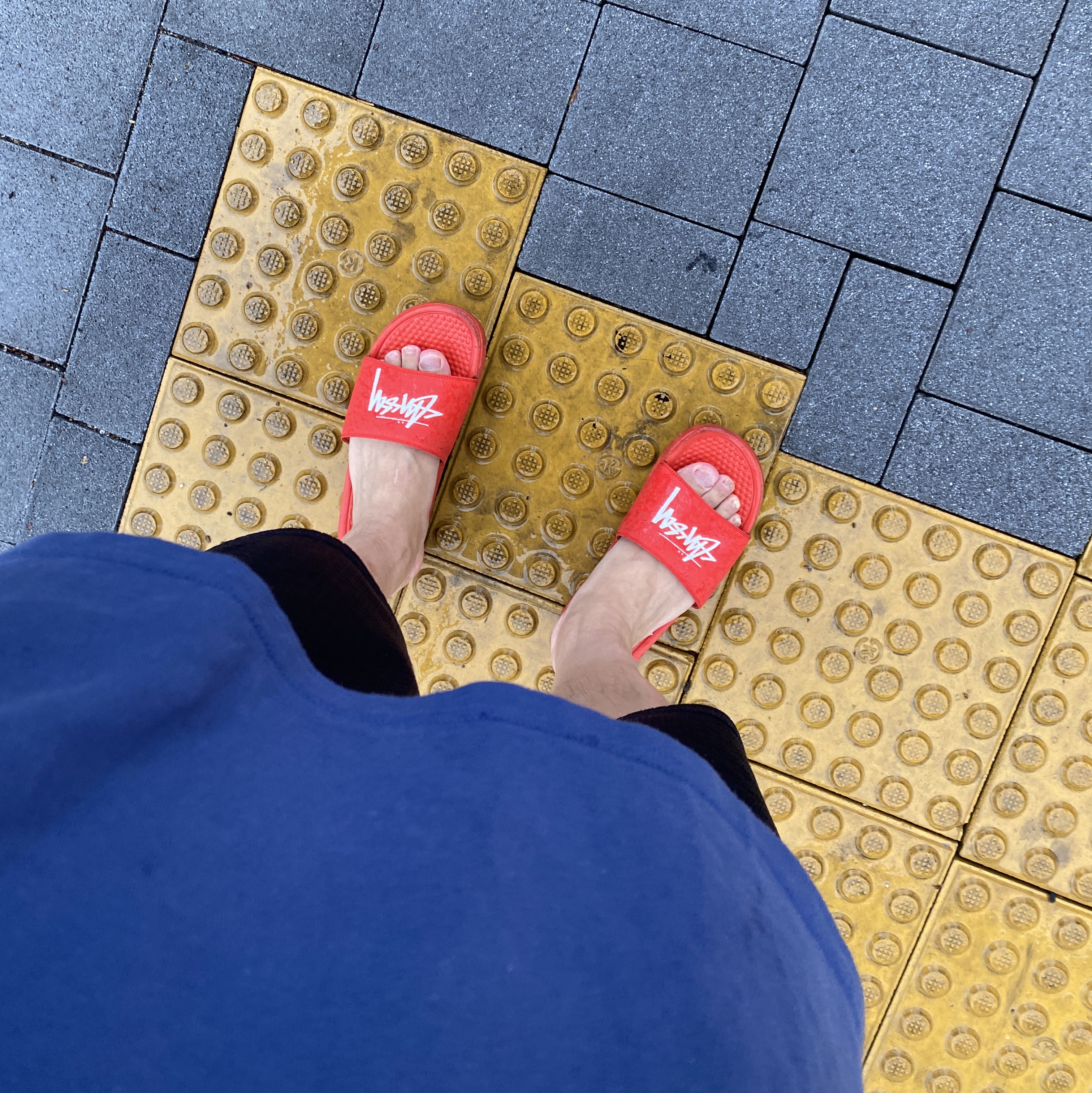 Nike x Stussy Benassi Slide Habanero Red 착용 스타일