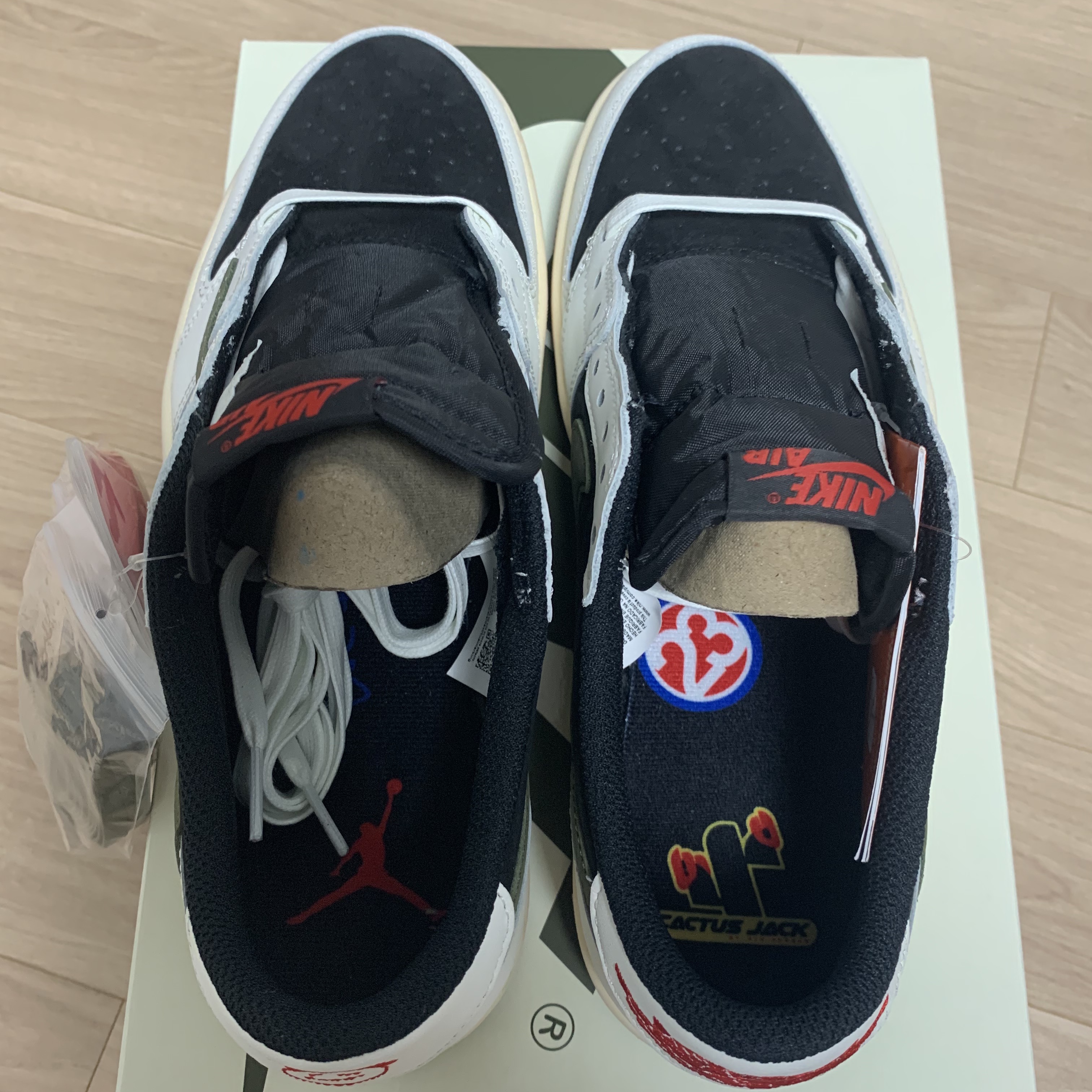 (W) Jordan 1 x Travis Scott Retro Low OG SP Medium Olive 착용 스타일 - 3