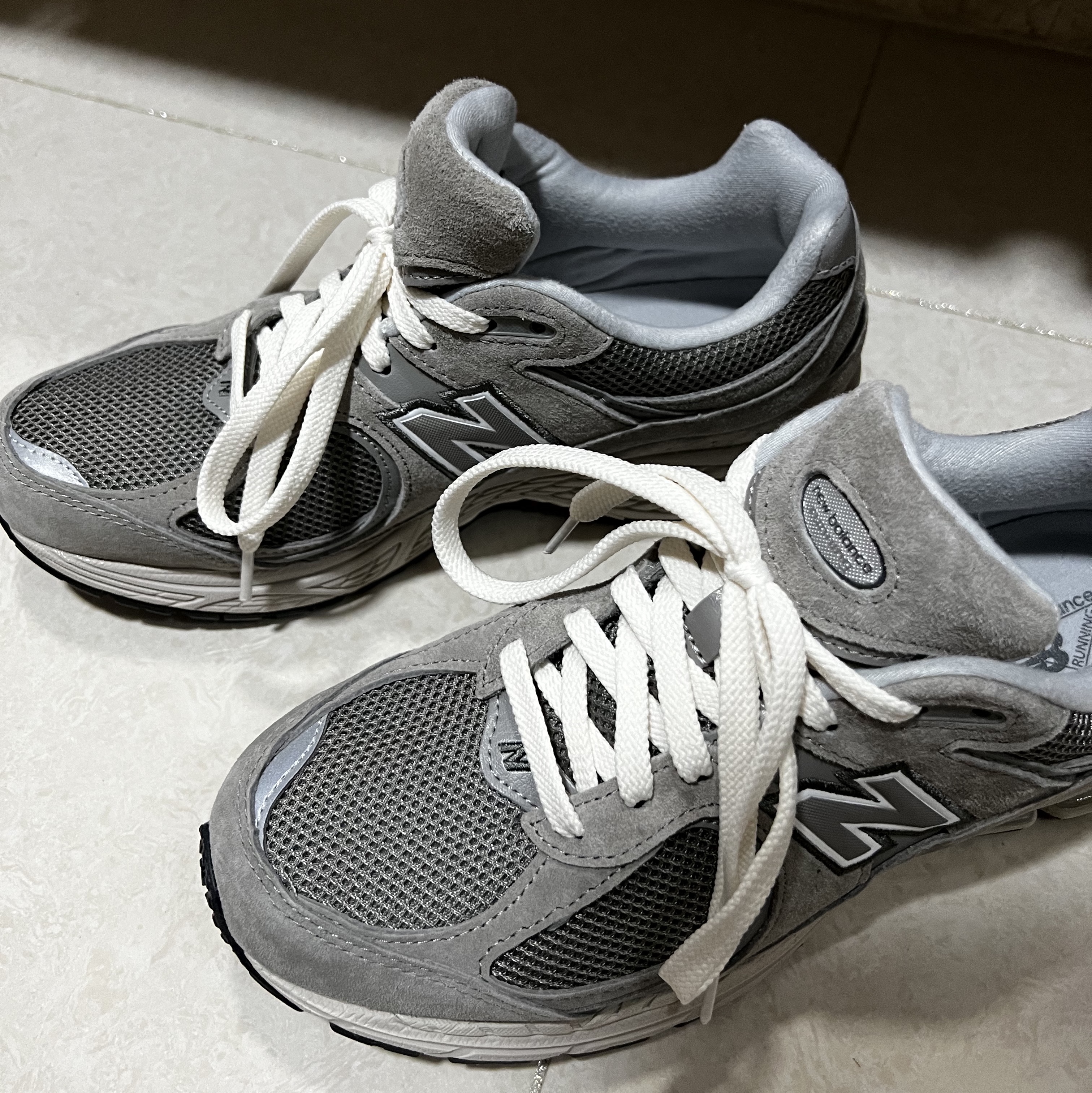 New Balance 2002R Grey 착용 스타일