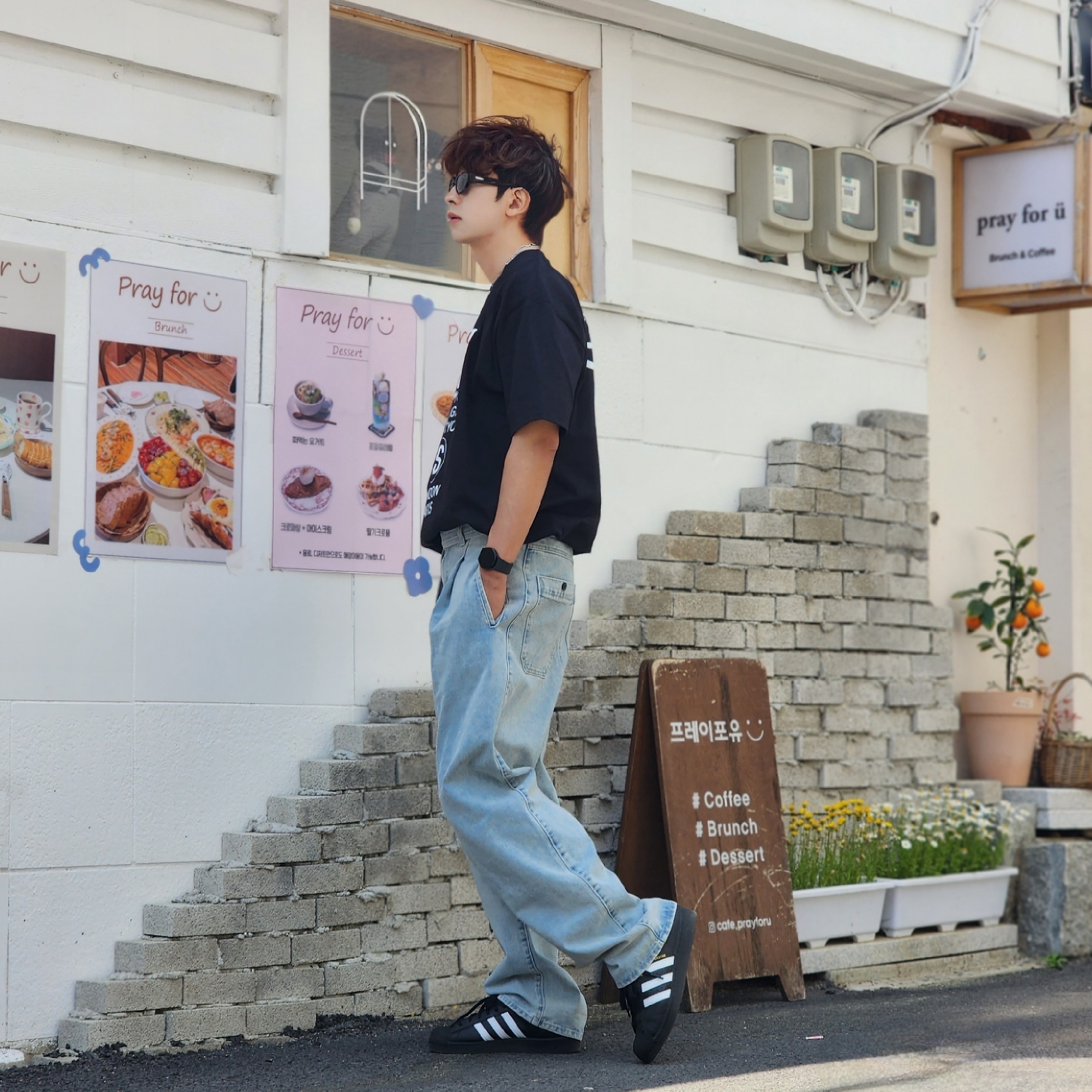 Stussy World Tour T-Shirt Black, Adidas Superstar Core Black White 착용 스타일 - 5