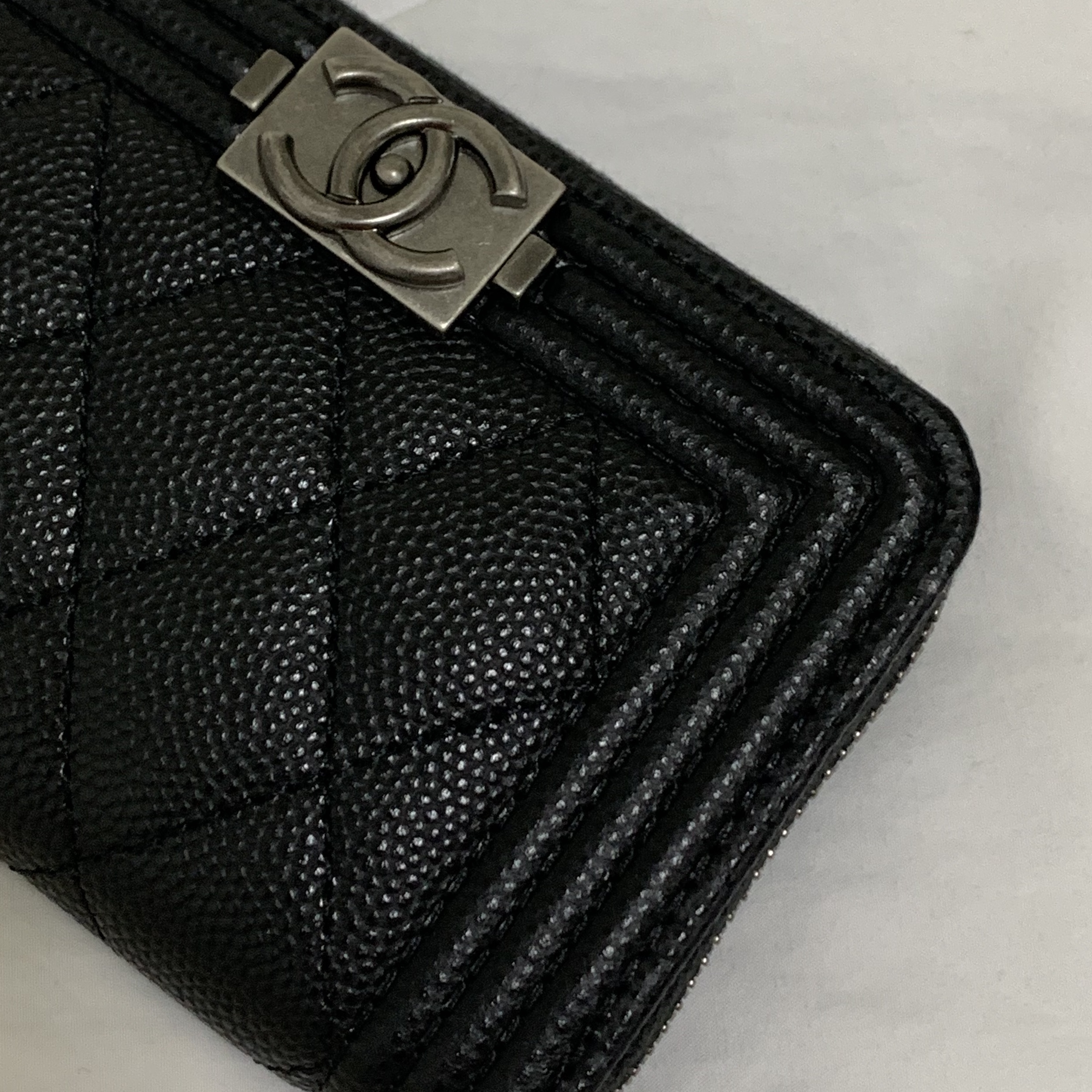Chanel Boy Chanel Zipped Coin Purse Grained Calfskin & Ruthenium Black 착용 스타일