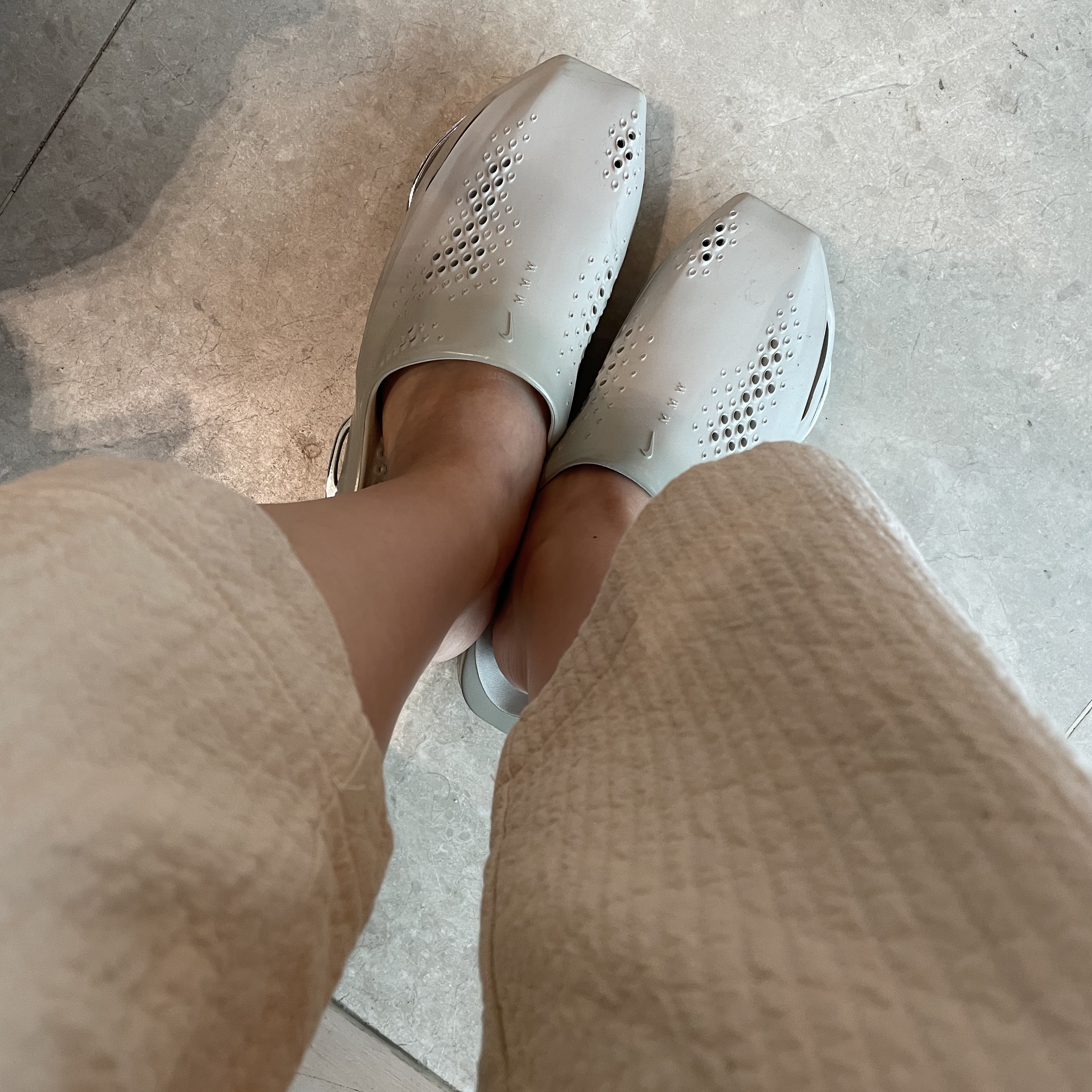 Nike x Matthew M Williams 005 Slide Light Bone and Chrome 착용 스타일