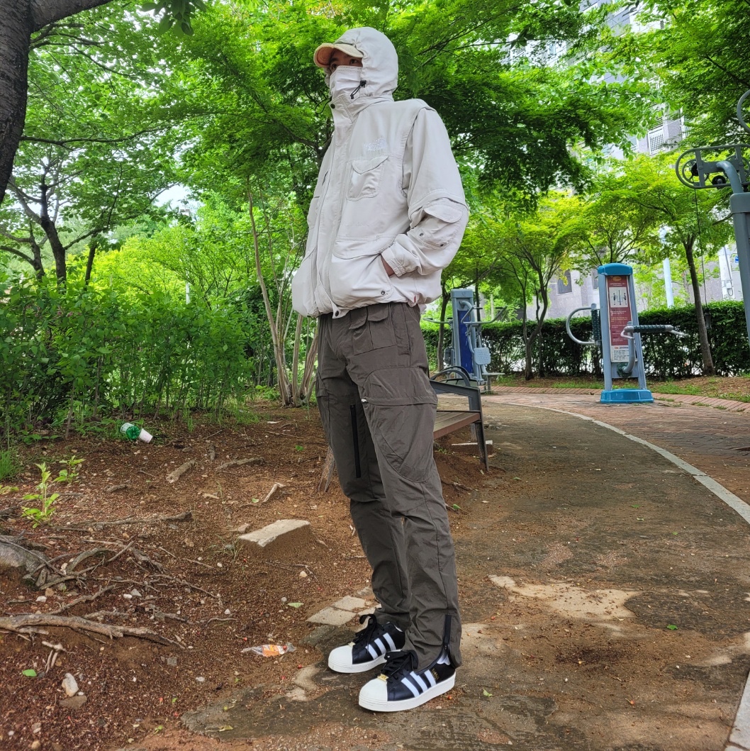 디젤 C-세이몬 트리티드 데님 베이스볼 캡 블루 화이트, 슈프림 x 노스페이스 프린티드 포켓 티셔츠 화이트 - 23SS 착용 스타일